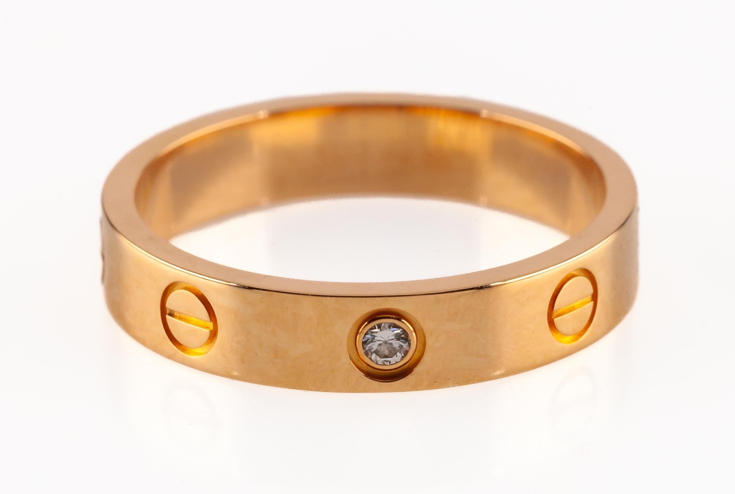 Gorgeous Cartier Love Ring Hochzeit Band
4 mm Breite
Größe 55 (7,25)
Gesamtmasse = 4.6 Gramm
Enthält einen Diamanten, TCW = 0,02 ct
Das Stück ist in gutem Zustand. Zeigt nur wenige Anzeichen von Alterung oder Abnutzung. Siehe Fotos für Details.