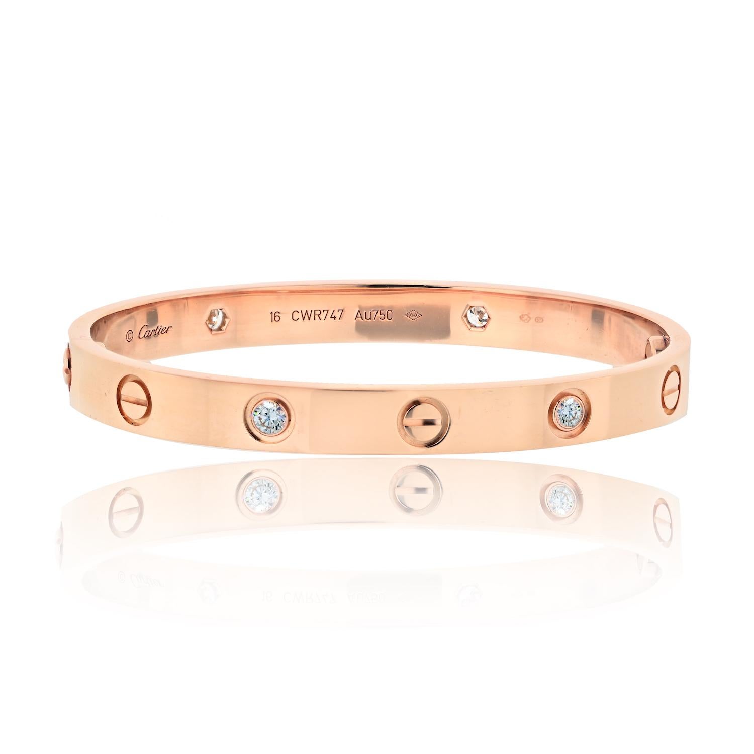 Le bracelet d'occasion en or rose 18 carats Love With 4 Diamonds de Cartier est un superbe bijou qui respire l'élégance et la sophistication. Ce bracelet est en excellent état et a été bien entretenu, ce qui lui confère un aspect neuf. 

 Avec une