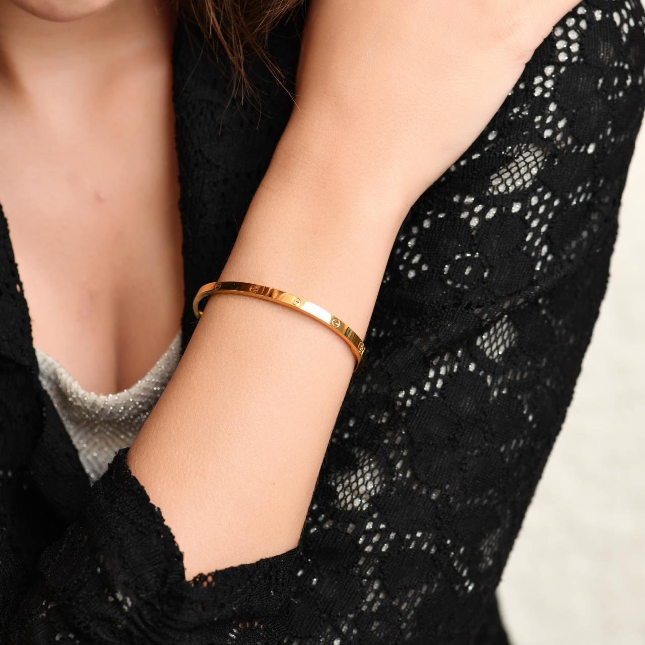 Bracelet petit modèle en or rose 18K de Cartier Taille 17 Excellent état - En vente à Banbury, GB