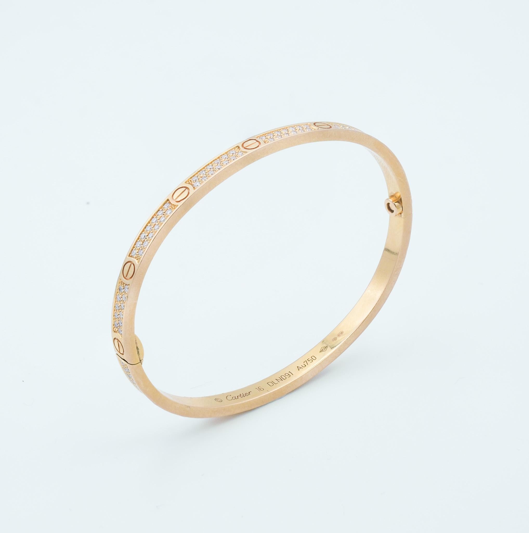 Das vorgestellte Armband ist ein elegantes und ikonisches Schmuckstück von Cartier, das so genannte Love Bracelet. Das Design des Armbands weist das klassische Schraubenmotiv der Love Collection'S auf, das eine besiegelte und gesicherte Verbindung