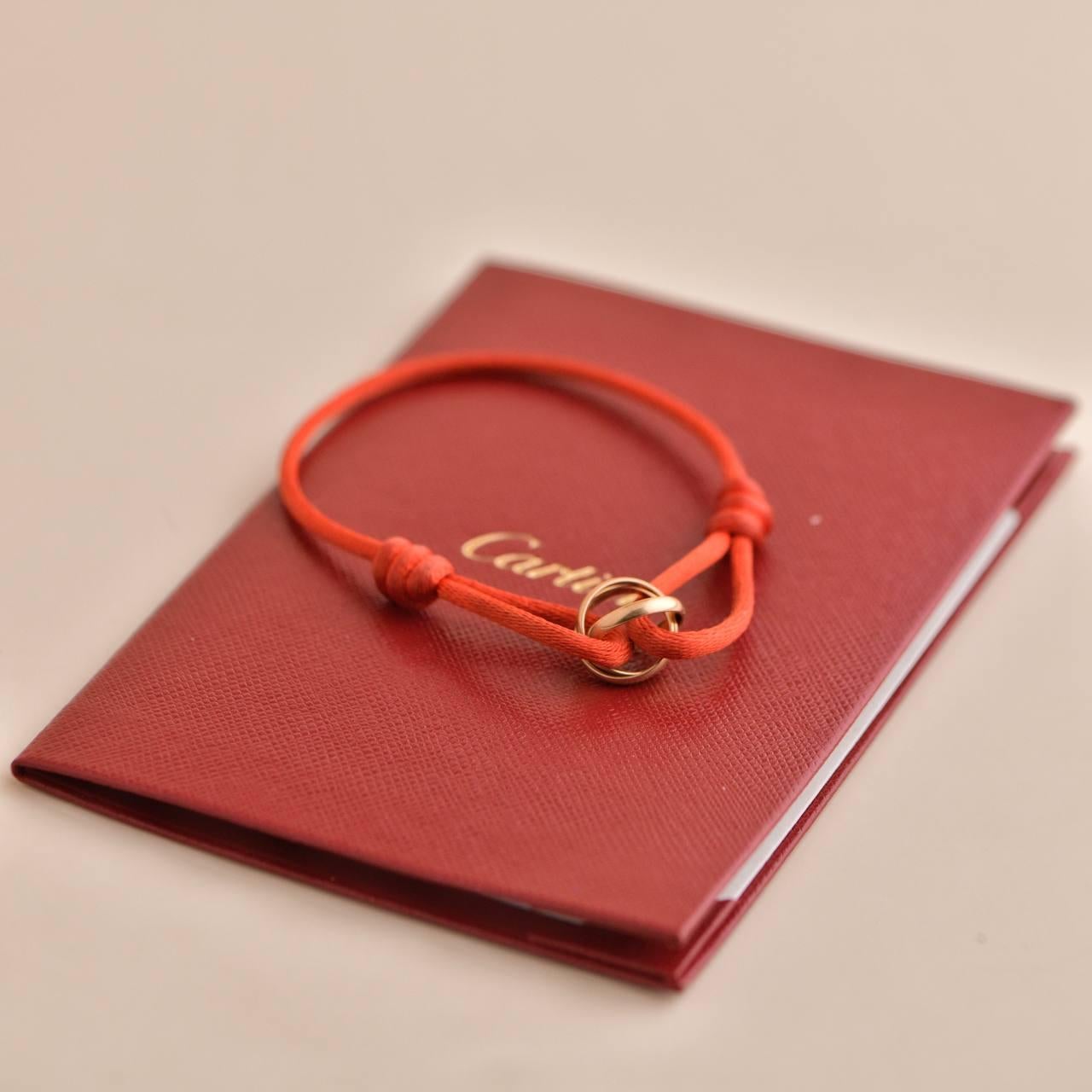 Cartier Bracelet en cordon de soie rouge Trinity 18 carats Excellent état à Banbury, GB