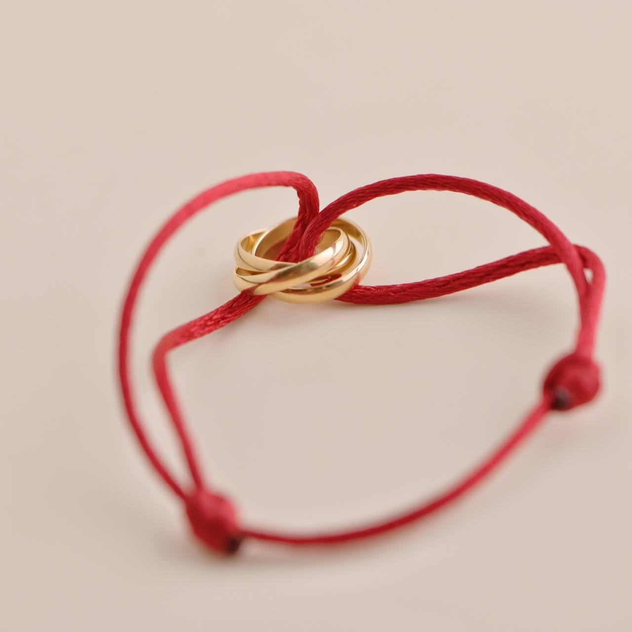 Cartier Bracelet en cordon de soie rouge Trinity 18 carats en vente 1