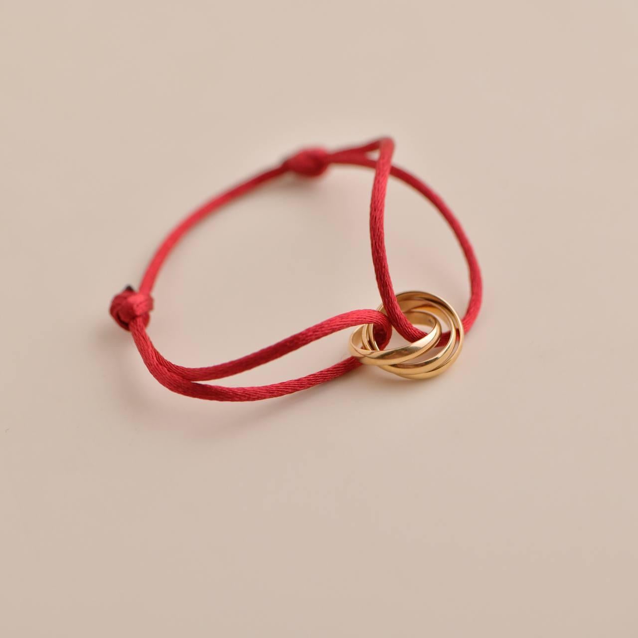 Cartier Bracelet en cordon de soie rouge Trinity 18 carats en vente 2