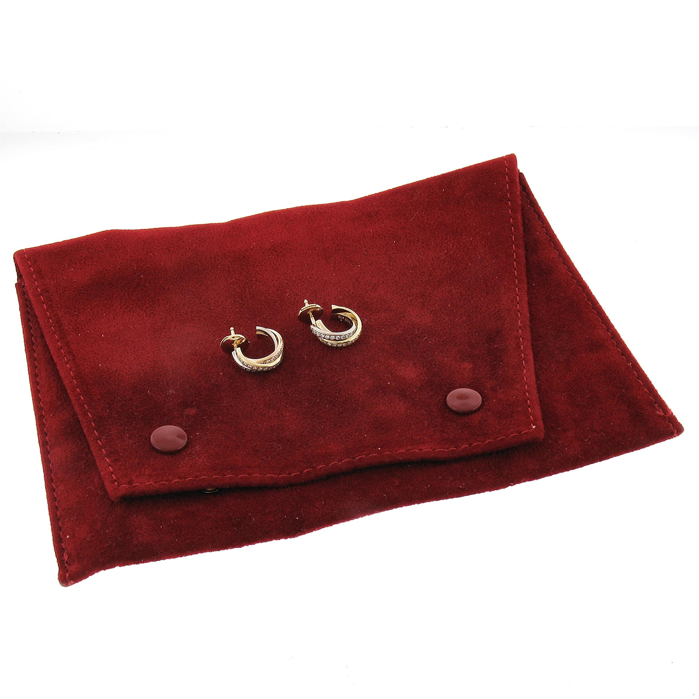 --Stein(e):--
Zahlreiche natürliche echte Diamanten - runder Brillantschliff - Pave Set - Farbe F/G - Reinheit VS1/VS2 - 0,37ctw (ca.)

MATERIAL: 18K Massiv Gelb-, Weiß- & Roségold
Gewicht: 5,3 Gramm
Hinterlegung: Pfosten mit Push-Verschluss