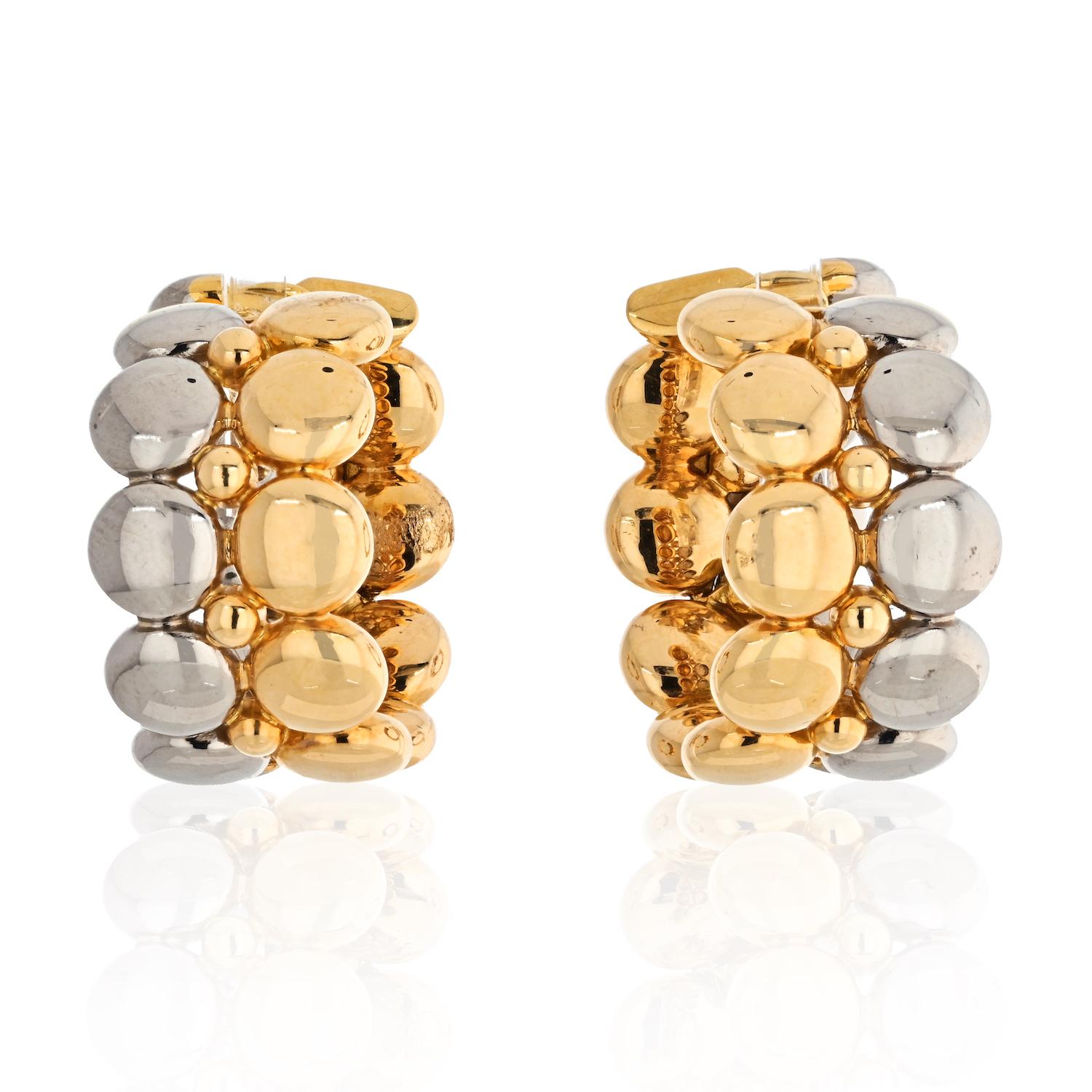Estate Cartier Zweifarbige Honeymoon Huggie-Ohrringe. 
Hochglanzpoliertes 18k Gelb- und Weißgold. 
Entworfen für nicht durchstochene Ohrringe mit Clip. Perfekt für unterwegs. 
Ungefähr 1/2 Zoll breit, ungefähr 5/8 Zoll Umfang.