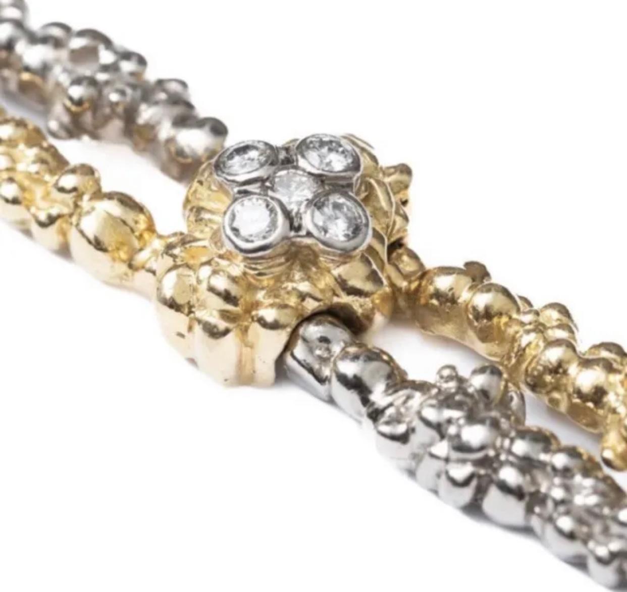 Cartier 18k Dos tonos Nugget Oro Diamante aprox 1,10 ct tw Pulsera.

Cartier 18 kt. oro amarillo y blanco, 30 diamantes redondos ap. 1,10 ct tw firmado Cartier, Francia, con marca del fabricante y marcas de ensaye francesas, ap. 32 dwts.

Longitud 7