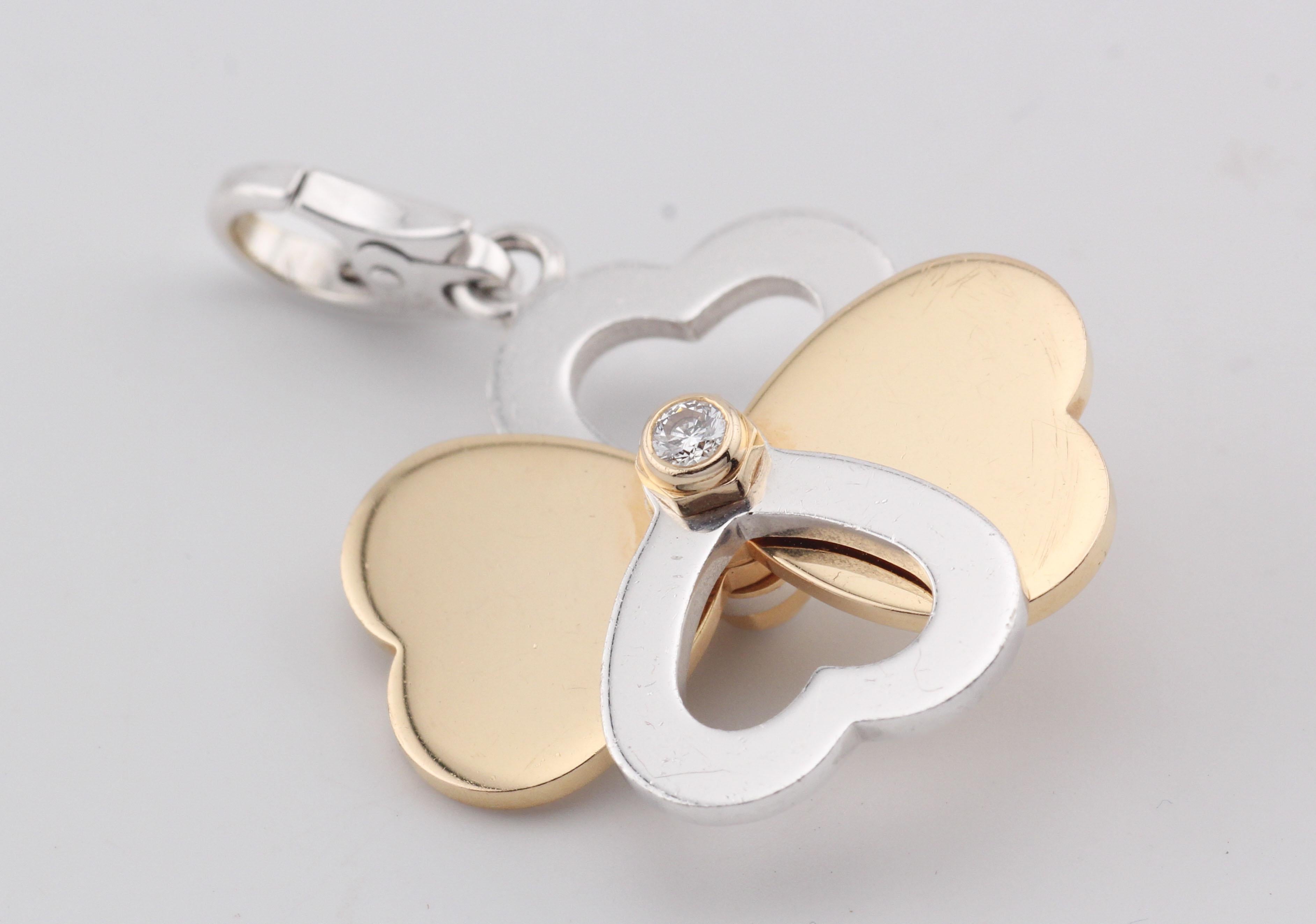 Der Cartier Kleeblatt-Anhänger aus 18 Karat Weiß- und Rotgold ist ein faszinierendes Schmuckstück, das die Symbolik eines vierblättrigen Kleeblatts mit der Eleganz der Handwerkskunst von Cartier verbindet. Dieser Anhänger ist eine exquisite