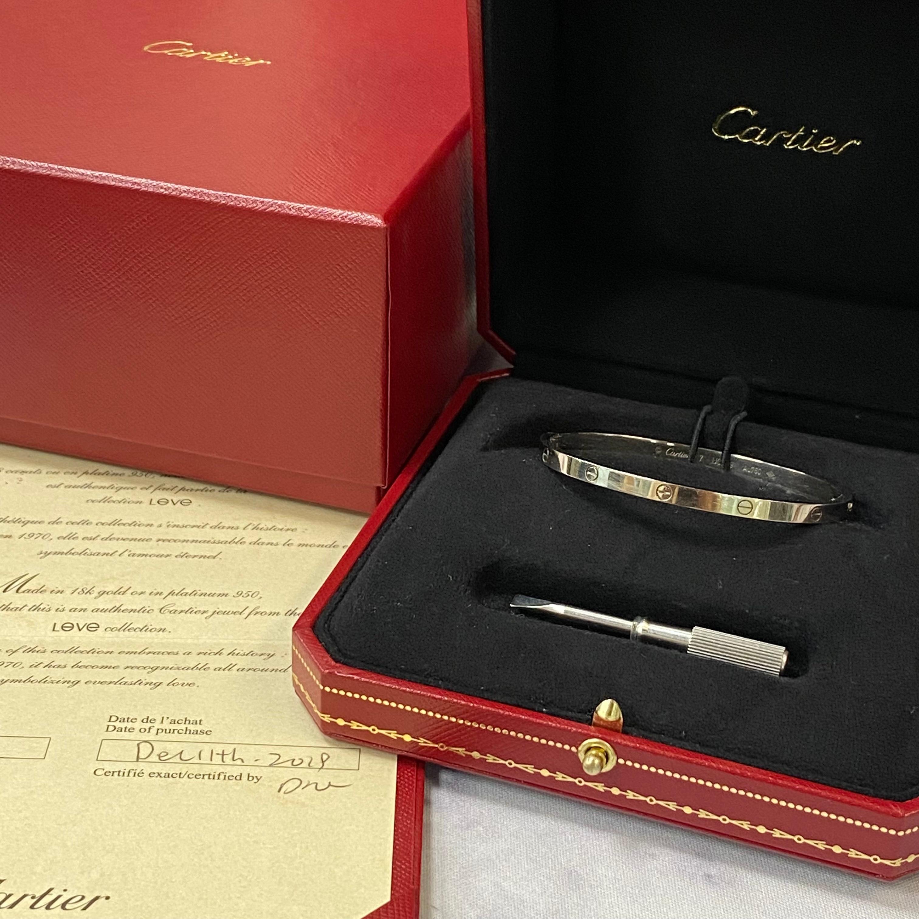 Cartier Love small model bracelet. crafted in 18K white gold. Width: 3.65mm. Size 17.
Excellent pre-owned condition. Sold with a screwdriver, box and papers. 
