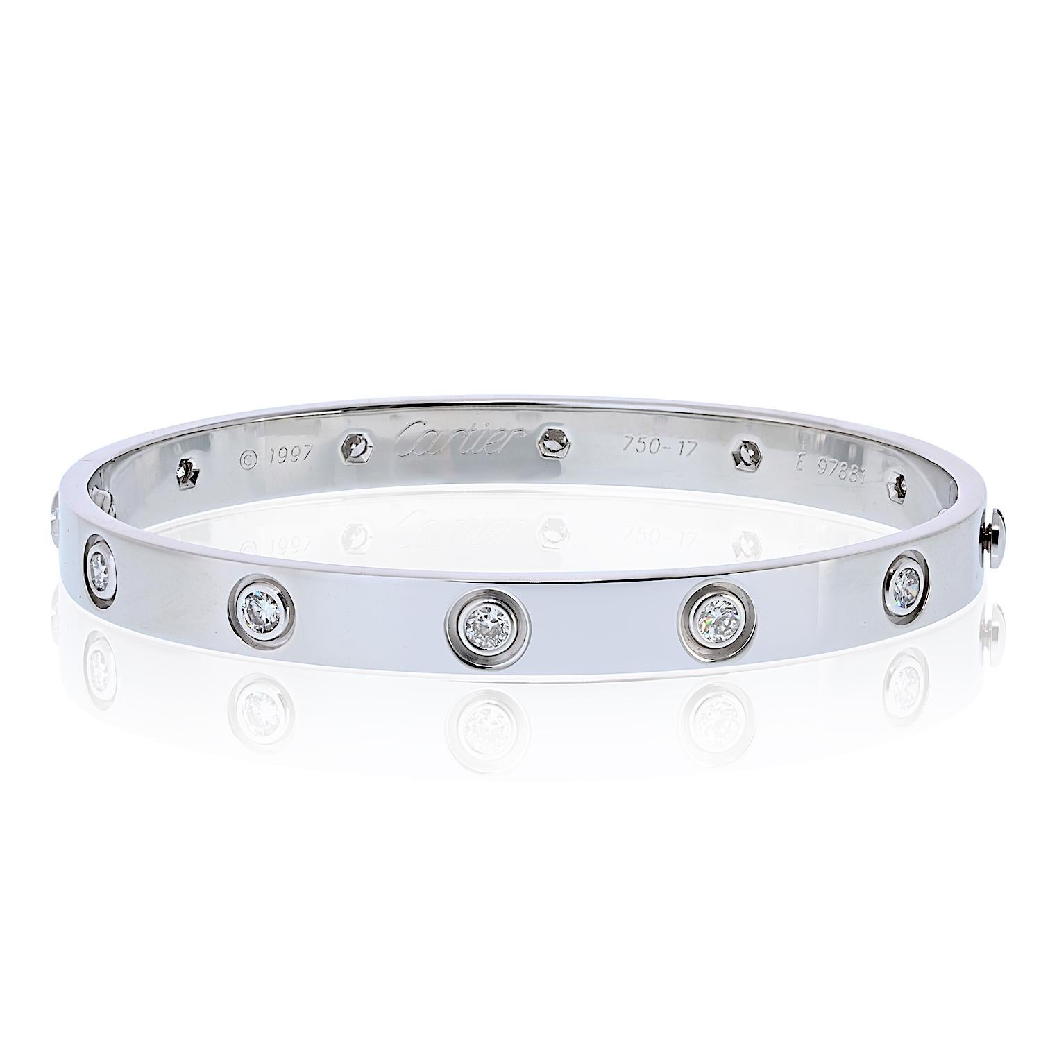 Questo bracciale Cartier Love in oro bianco 18 carati è l'elegante versione con diamanti del design più iconico della Maison. Misura 17, presenta dieci diamanti brillanti a taglio rotondo incastonati tra i motivi a vite, simbolo di amore e unione