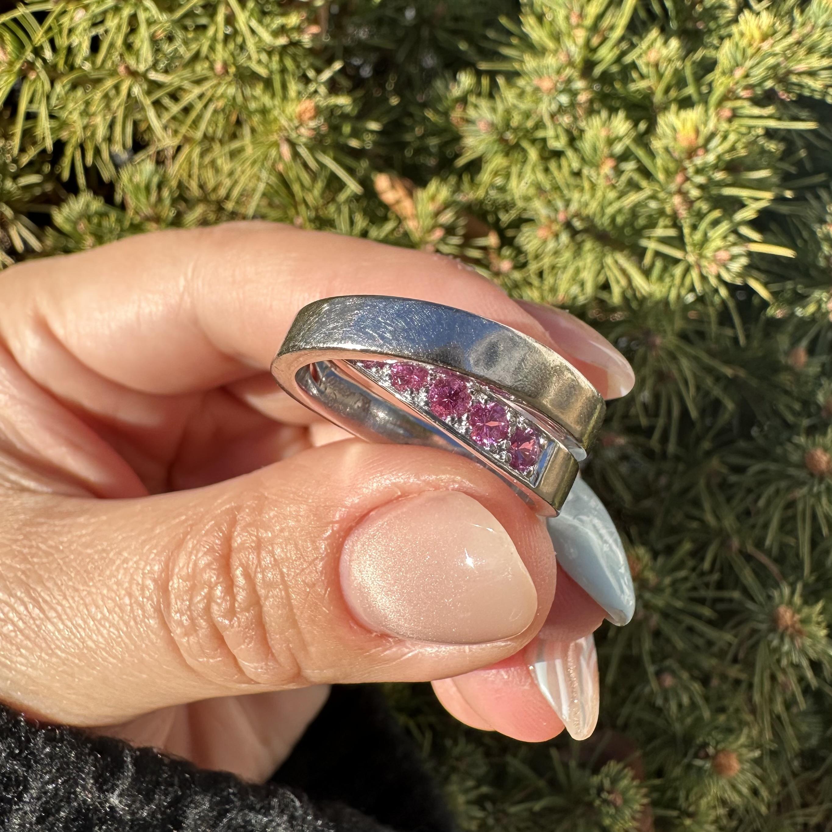 --Pierre(s) :...
(11) Saphirs roses véritables naturels - taille ronde et brillante - sertis - couleur rose vif - 1,50ctw (approx.)

MATERIAL : Or blanc massif 18k
Poids : 15,45 grammes
Taille de la bague : 6.5 (ajustée sur un doigt. Nous ne pouvons