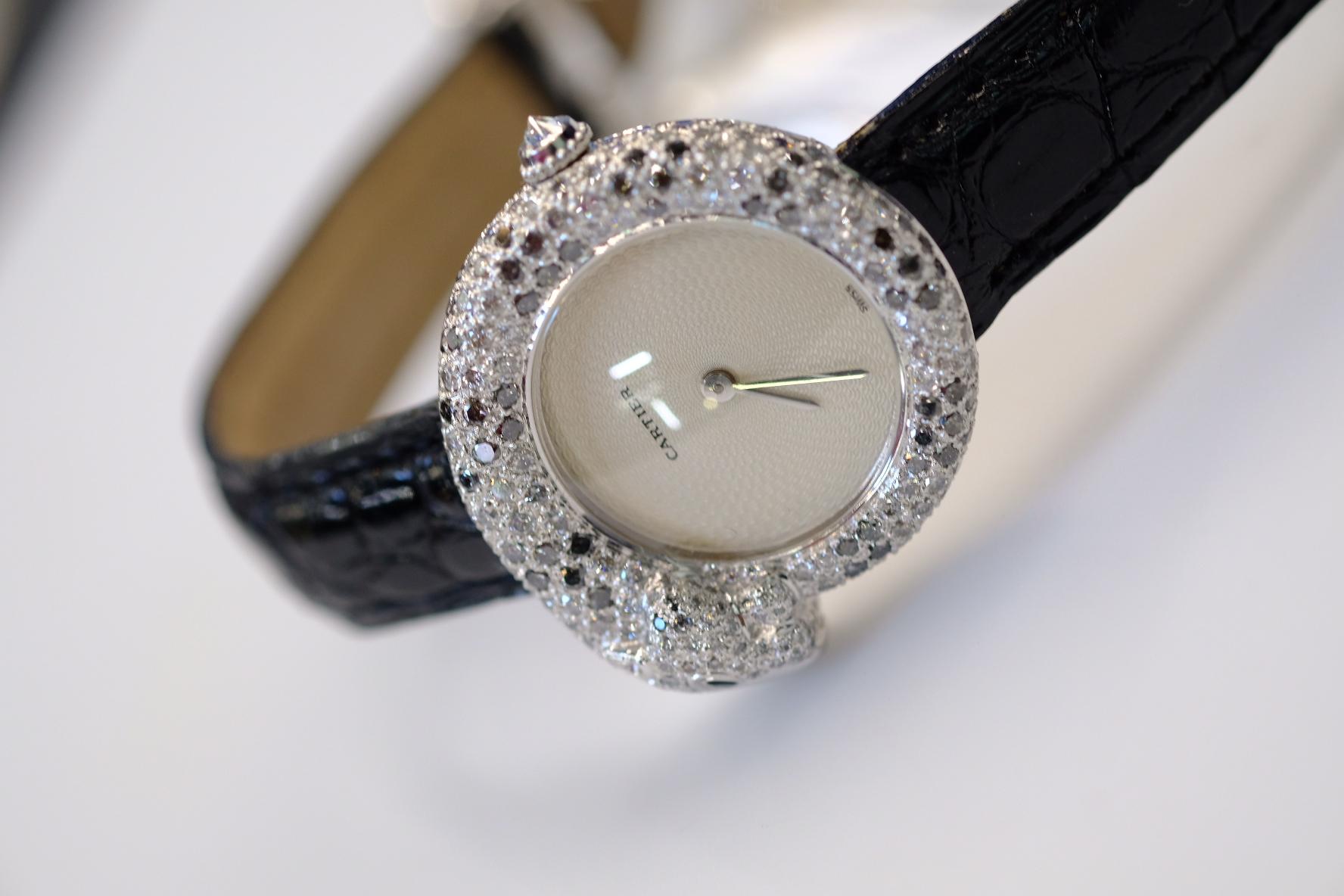 Reloj de señora Cartier Panthere 1925 2323 de 28 mm en oro blanco de 18 quilates en venta 2