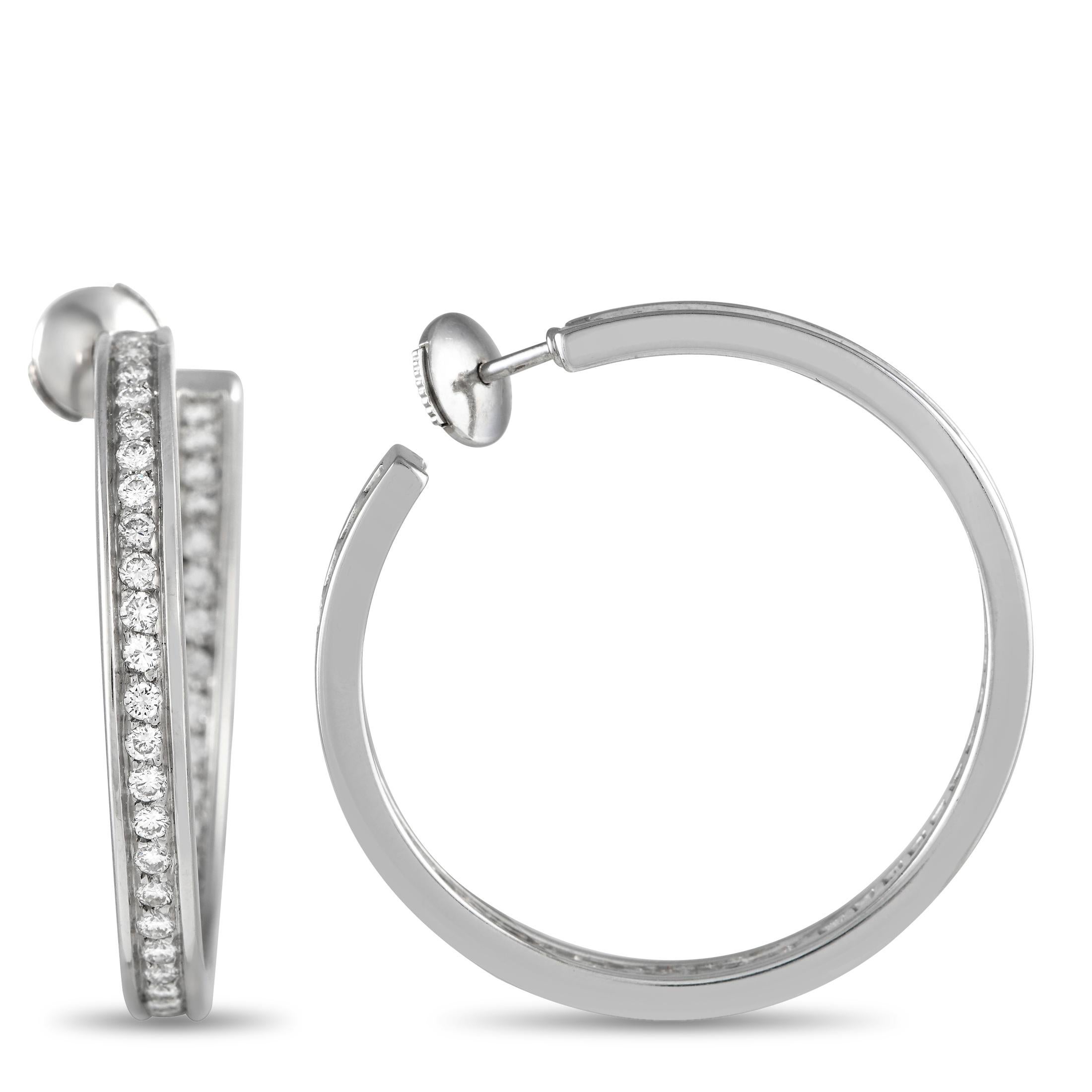 Diese Cartier-Ohrringe werden nie aus der Mode kommen. Jedes Exemplar hat eine schlichte, elegante Fassung aus 18 Karat Weißgold mit den Maßen 1,25 lang und 0,25 breit. Diamanten mit einem Gesamtgewicht von 3,0 Karat verleihen dem Schmuckstück