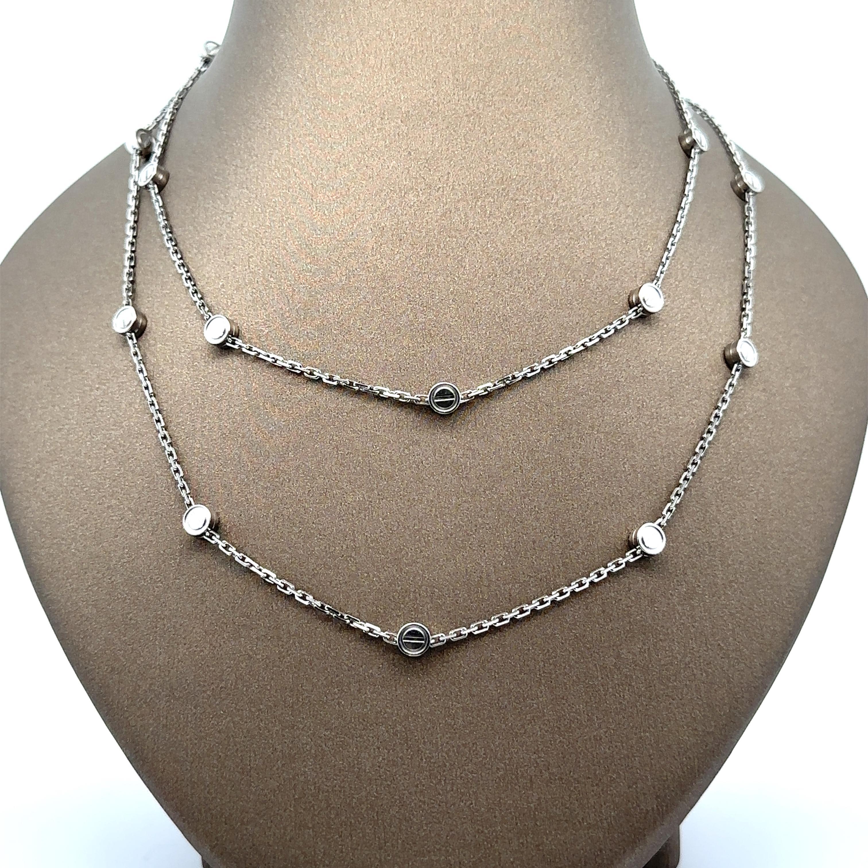 MATERIAL : Or blanc massif 18K
Poids : 31,44 grammes
Type de chaîne : Chaîne à maillons en câble biseauté avec vis d'amour
Longueur de la chaîne : 46 pouces
Largeur : 1 mm (au niveau de la chaîne), 4,7 mm (au niveau des stations)
Fermoir : Crochet