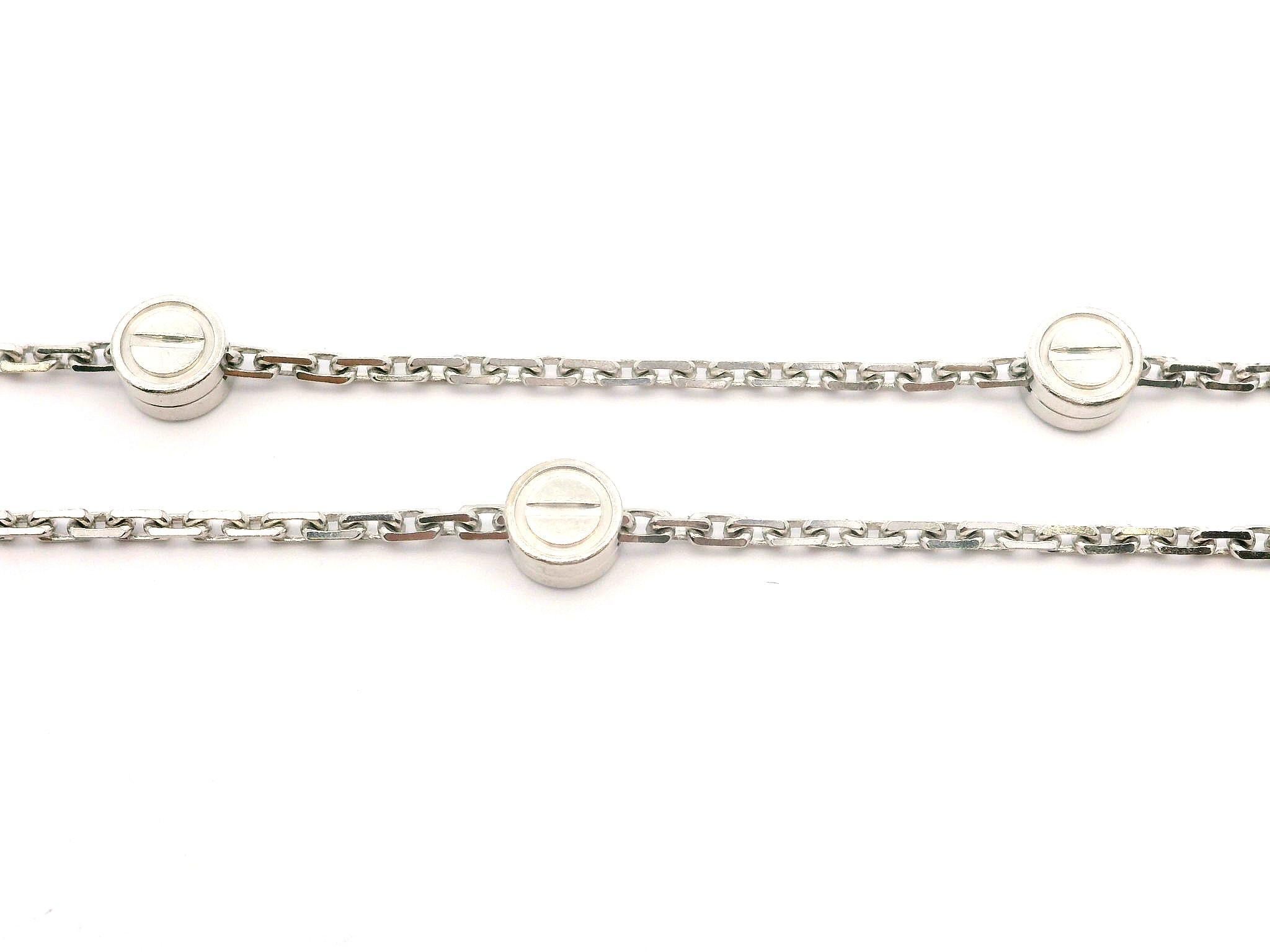 Cartier, collier enveloppant station d'amour en or blanc 18 carats de 46 pouces avec boîte Pour femmes en vente