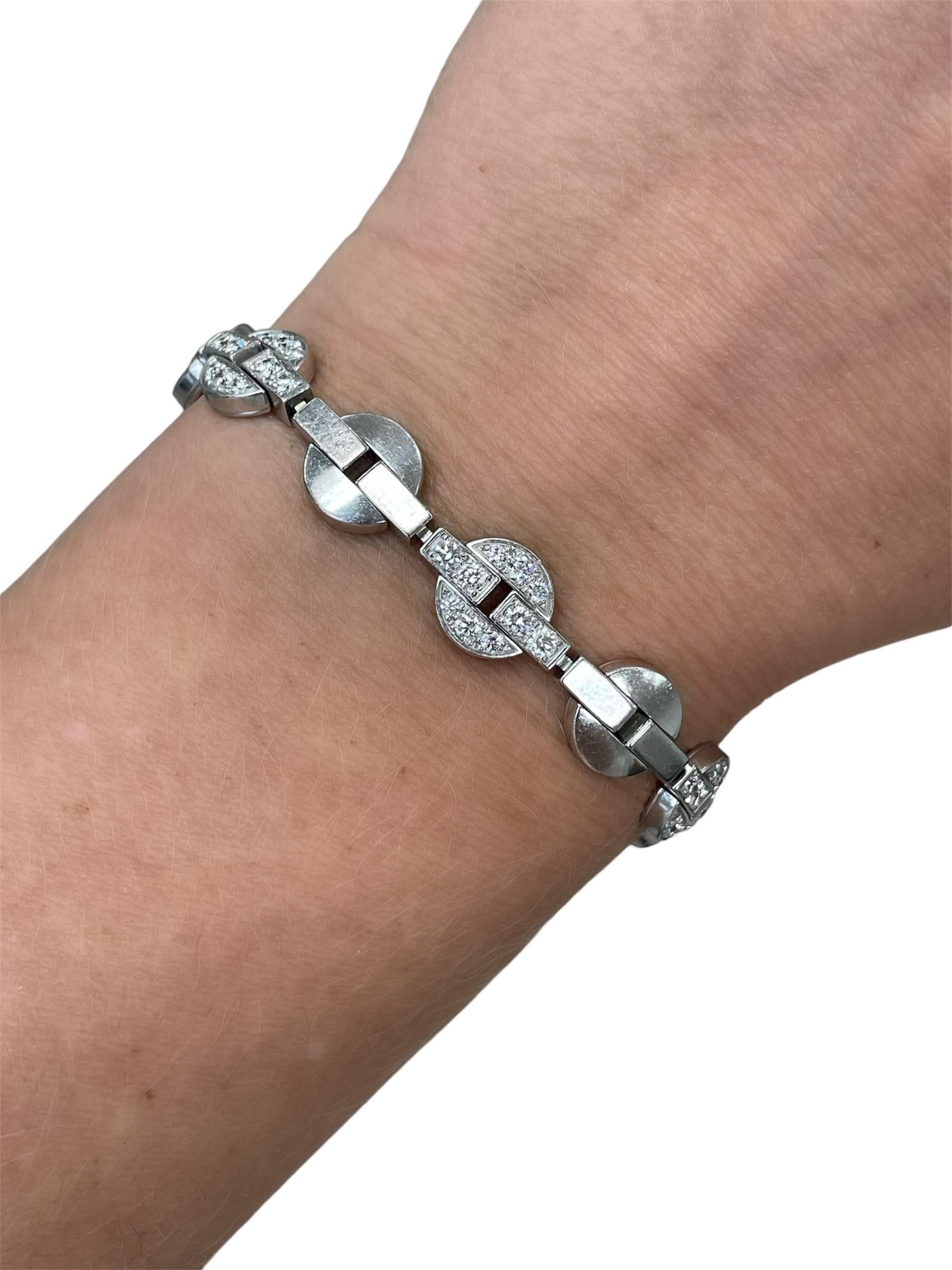 Questo bracciale super classico di Cartier della Collection'S è caratterizzato da un design a maglie circolari che contiene 50 diamanti rotondi taglio brillante di prima qualità per un peso totale di circa 2,00 carati. 

Inciso: Cartier 750