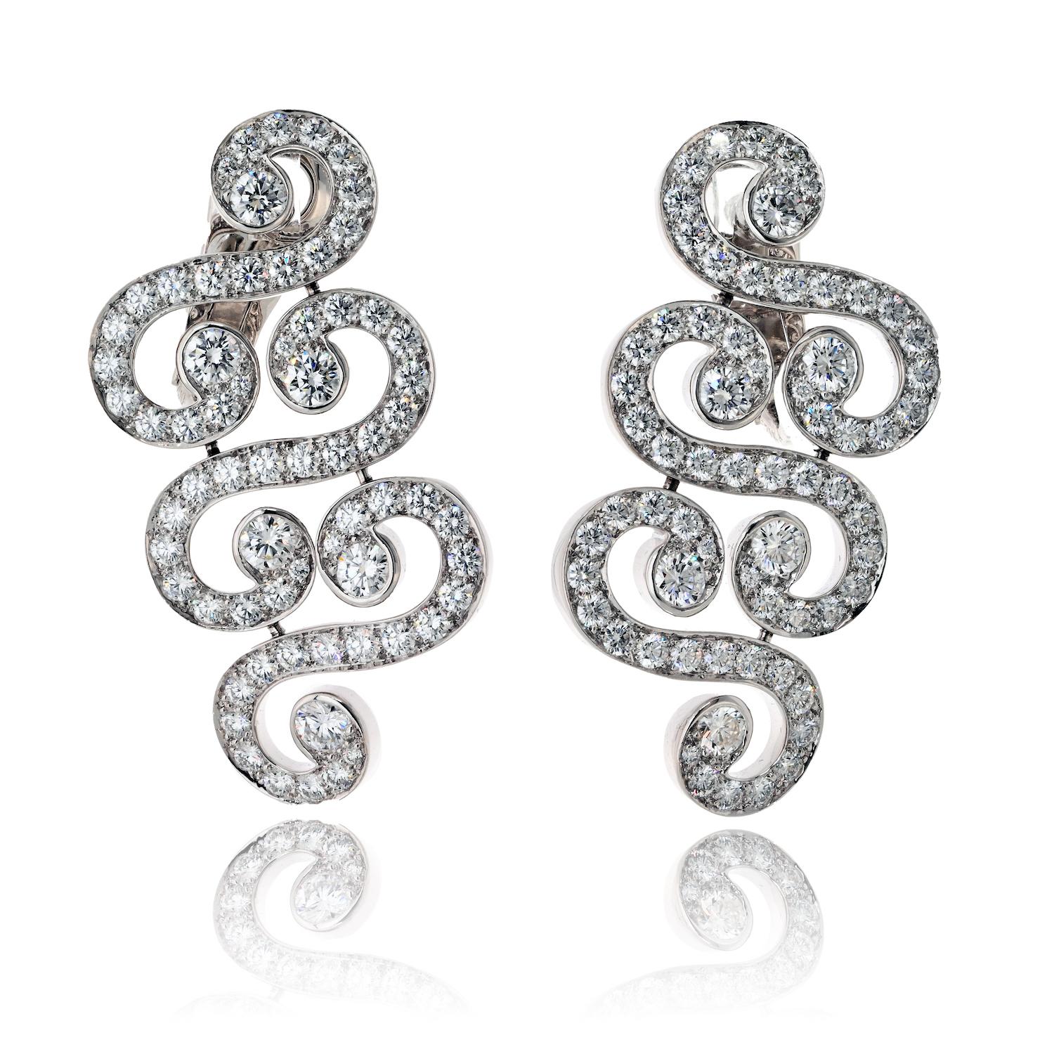A captivating blend of timeless elegance and intricate artistry, these Cartier Arabesque Scroll earrings are a true reflection of the maison’s dedication to refined design and exceptional craftsmanship. Crafted in luminous 18K white gold, the