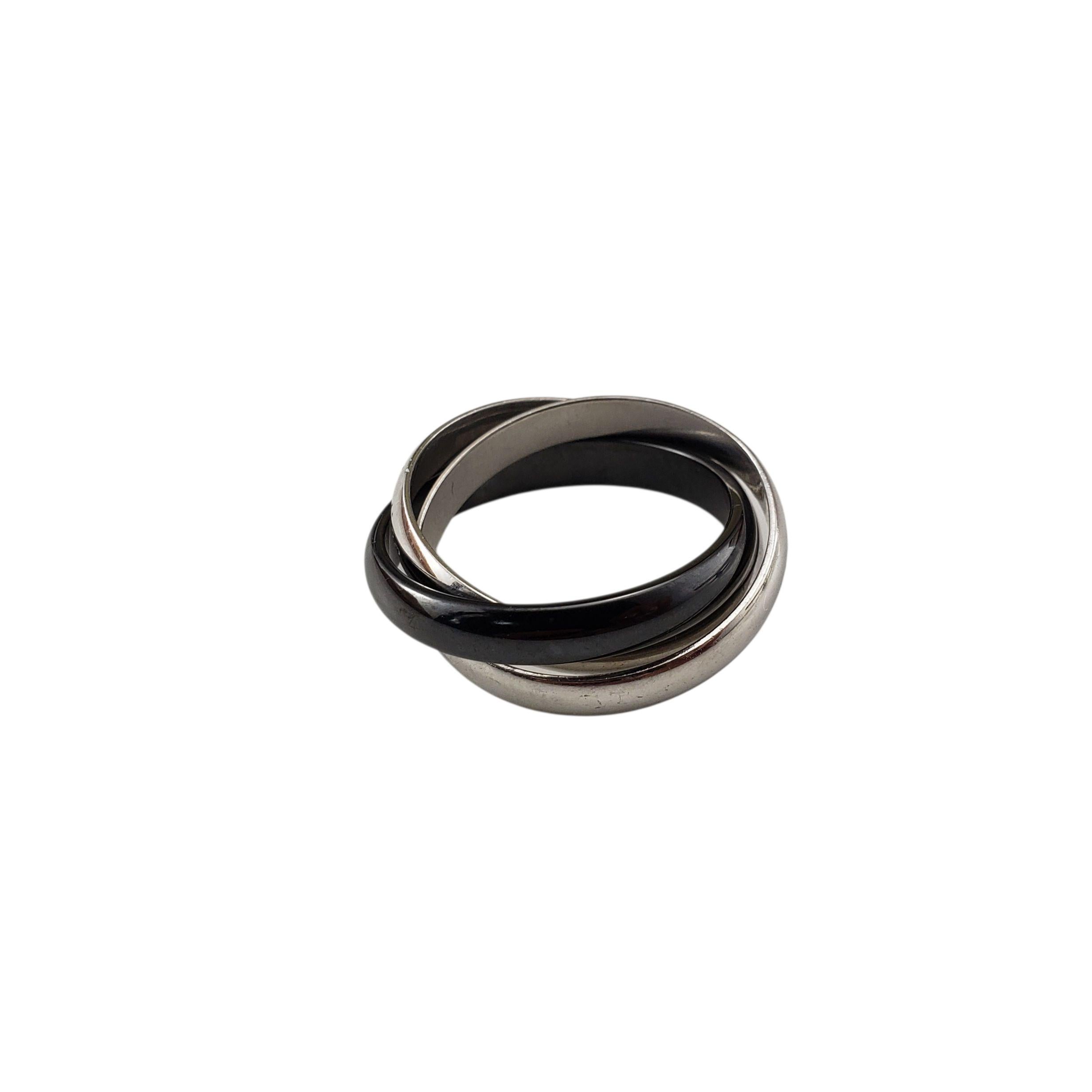 Bague trinité en or blanc 18K et céramique noire de Cartier Taille 8

Cette bague Trinity de Cartier est une version moderne et audacieuse d'un classique intemporel. Elle se compose de trois anneaux entrelacés, deux en or blanc 18 carats lumineux et