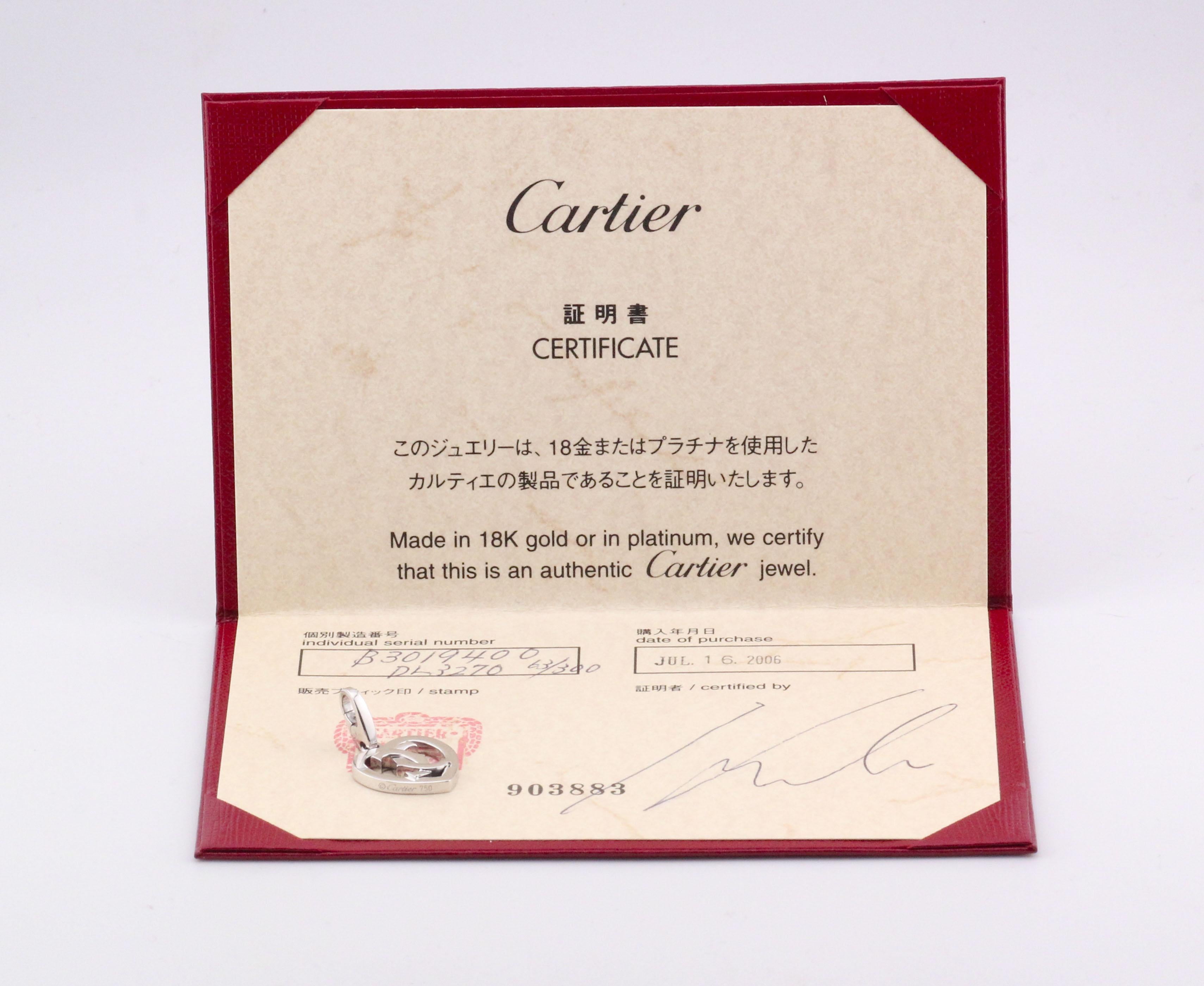 La breloque cœur est un accessoire sophistiqué et élégant, conçu pour charmer par son aspect lisse et poli. Fabriqué avec précision, ce pendentif présente un motif de cœur entrelacé avec un design distinctif en forme de double C, créant un look