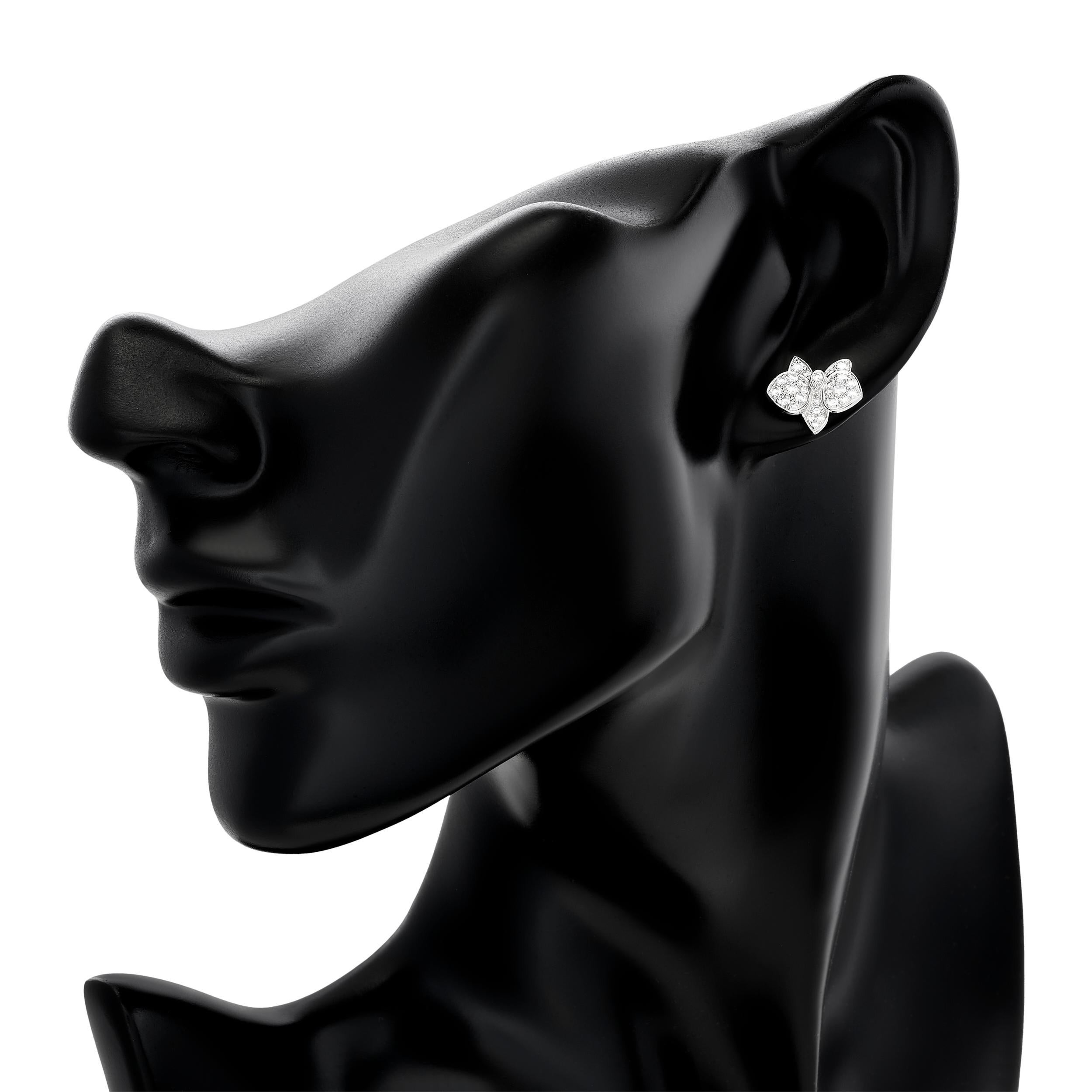 Strahlende Blüten der Eleganz: Die exquisiten Blumen-Diamant-Ohrstecker von Cartier.

Dieses Paar Cartier-Ohrringe besteht aus Blütenblättern mit insgesamt 54 runden Diamanten im Brillantschliff mit einem Gewicht von etwa 1,24 Karat. Die Diamanten