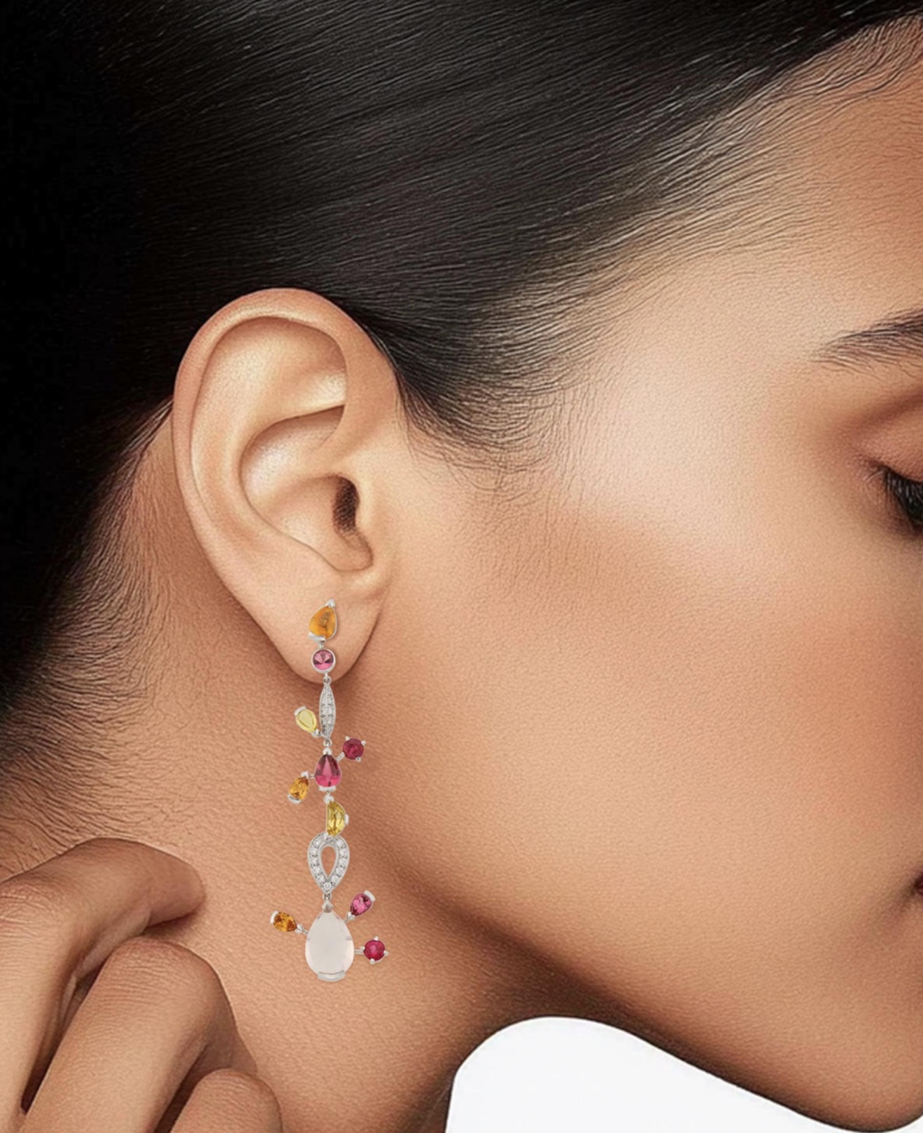 18 Karat Cartier Weißgold, Farbsteine und Diamanten 'Meli Melo' Anhänger-Ohrringe

Einzelheiten
orangefarbene Granate, Granate, rosa und gelbe Turmaline, Rubine und Rosenquarz, kleine runde Diamanten von ca. 0,60 Karat, signiert Cartier, Nr. 63225B,