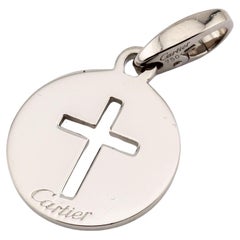 Cartier Pendentif breloque croix en or blanc 18 carats