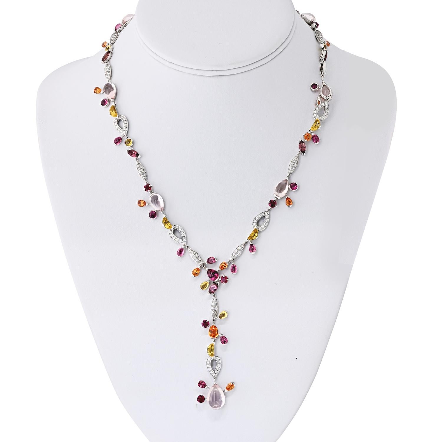 Cartier Meli Melo Halskette aus 18 Karat Weißgold, die die berühmte Mischung aus Farbe, Bewegung und künstlerischer Spontaneität der Maison unterstreicht. Diese elegante Komposition ist mit einem lebhaften Arrangement aus Granat, rosafarbenem