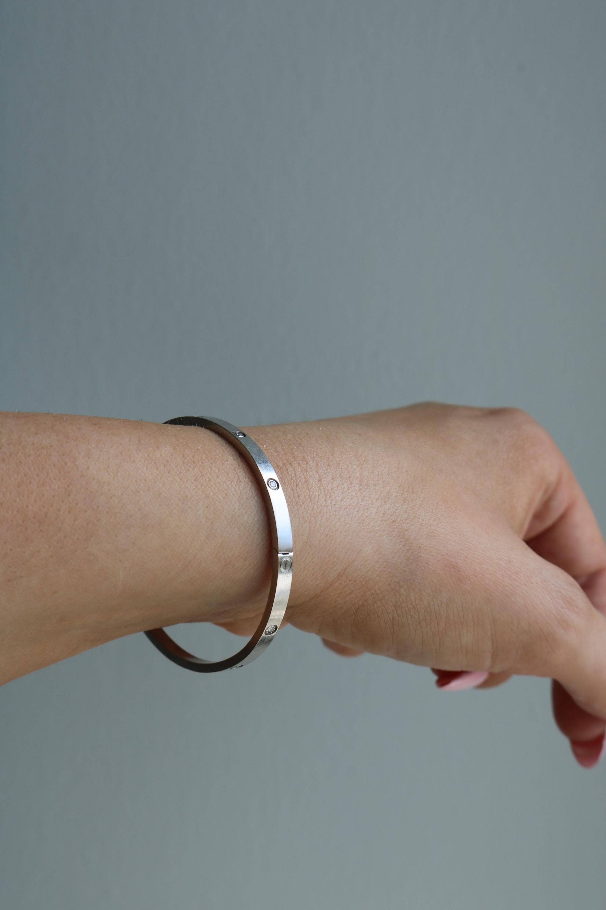 Cartier Bracelet Love en or blanc 18 carats avec 10 diamants, petit modèle en vente 5