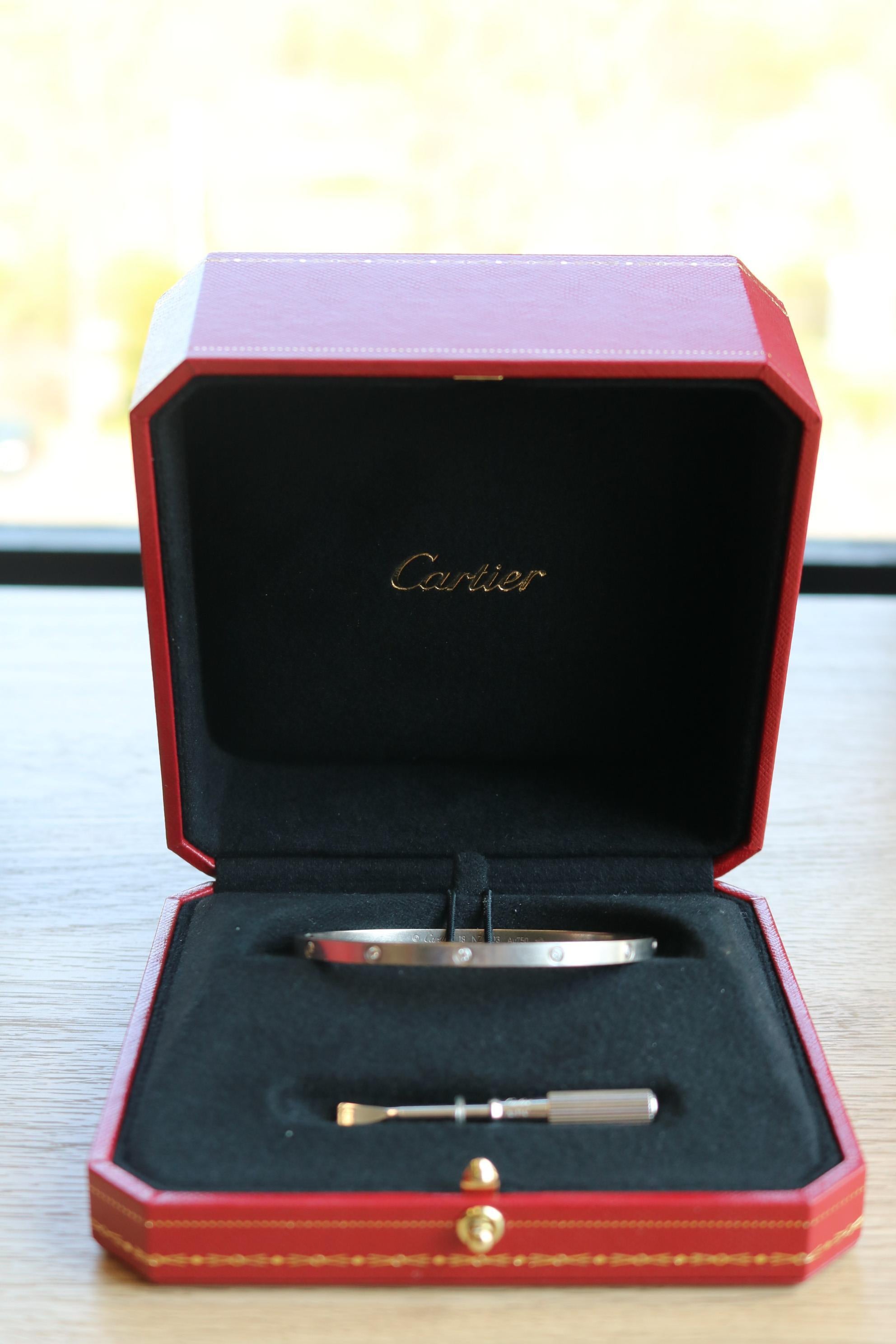 Cartier Bracelet Love en or blanc 18 carats avec 10 diamants, petit modèle en vente 9
