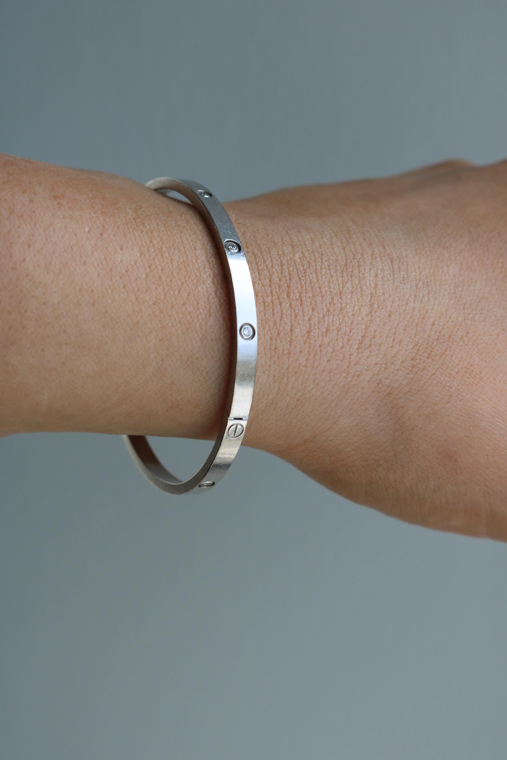 Cartier Bracelet Love en or blanc 18 carats avec 10 diamants, petit modèle

Ce bracelet bangle aux lignes épurées témoigne d'une élégance moderne, réalisée en or blanc 18 carats. Son design minimaliste est accentué par une série de diamants ronds