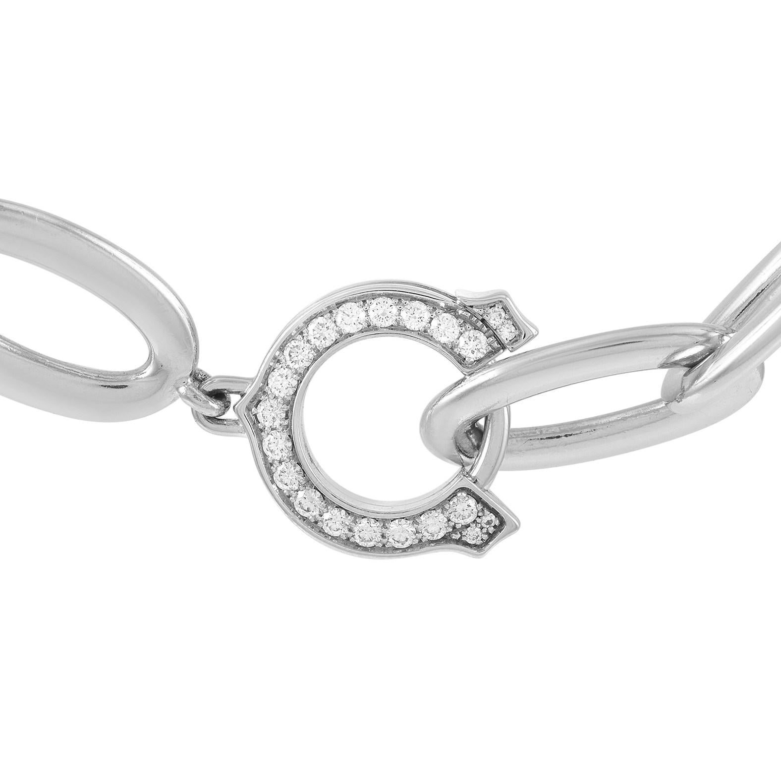 Ein leicht klobiges Schmuckstück aus Kettengliedern, das nie seinen Reiz verloren hat. Die Cartier 18K White Gold Diamond Chain Link Necklace ist ein Statement-Stück, das sich leicht in jedes Ensemble integrieren lässt. Tragen Sie es so wie es ist