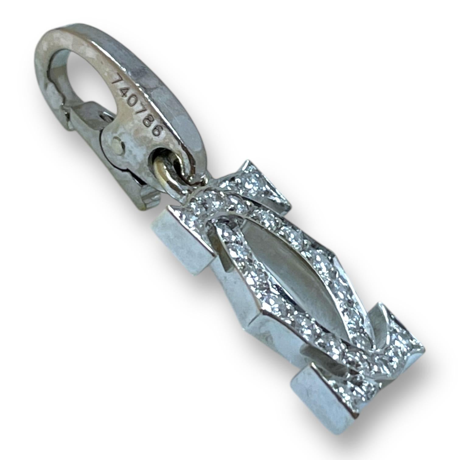Questo raffinato pendente Cartier, realizzato in oro bianco 18 carati, presenta l'iconico logo della doppia C ornato da diamanti a taglio brillante. Questo pezzo, che riflette l'eleganza senza tempo di Cartier e il suo design ispirato all'Art Déco,