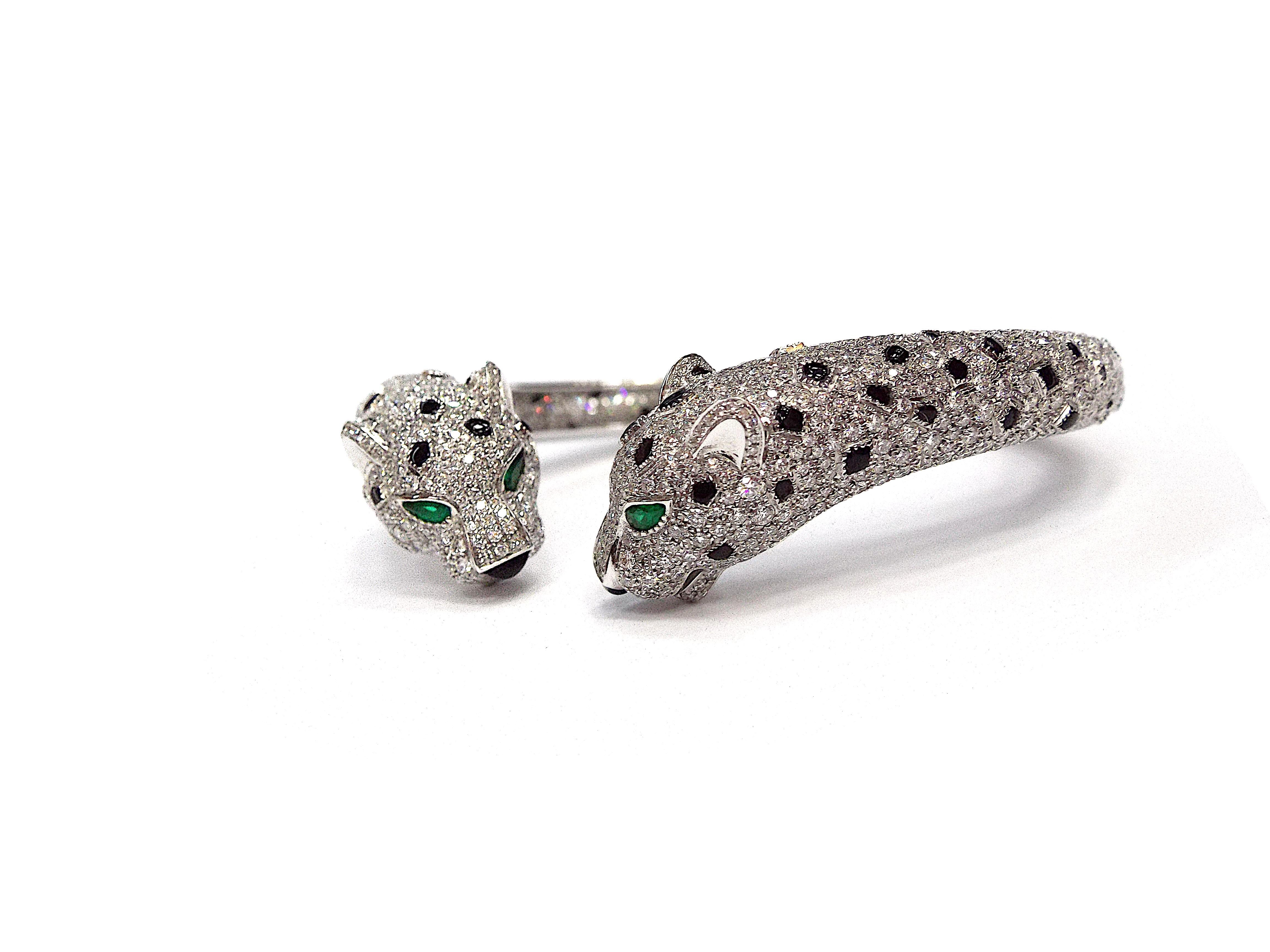 Cartier Panther-Armband aus 18 Karat Weißgold mit Diamanten, Onyx und Smaragd, Frankreich (Rundschliff) im Angebot