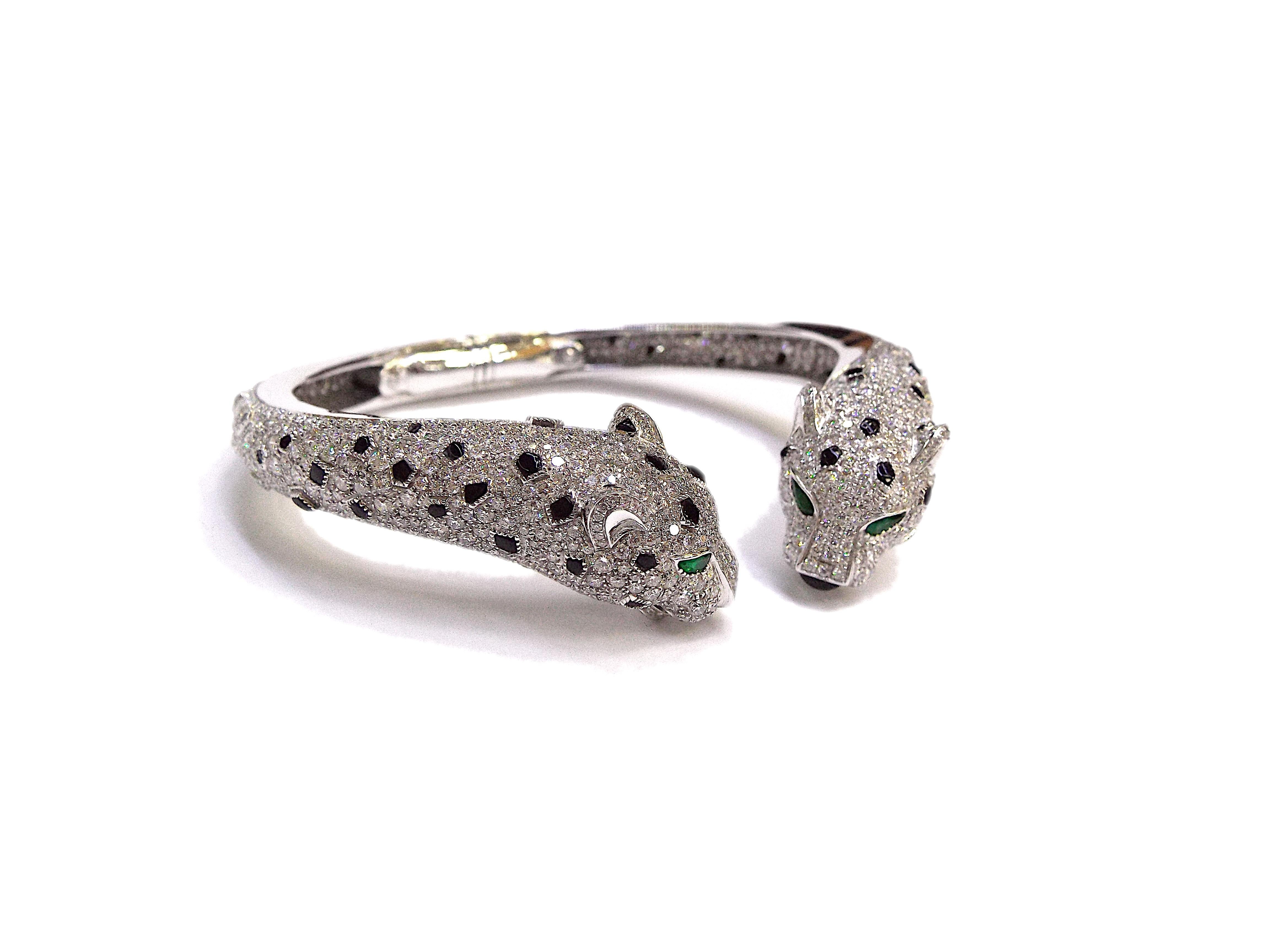 Cartier Panther-Armband aus 18 Karat Weißgold mit Diamanten, Onyx und Smaragd, Frankreich im Zustand „Gut“ im Angebot in New York, NY