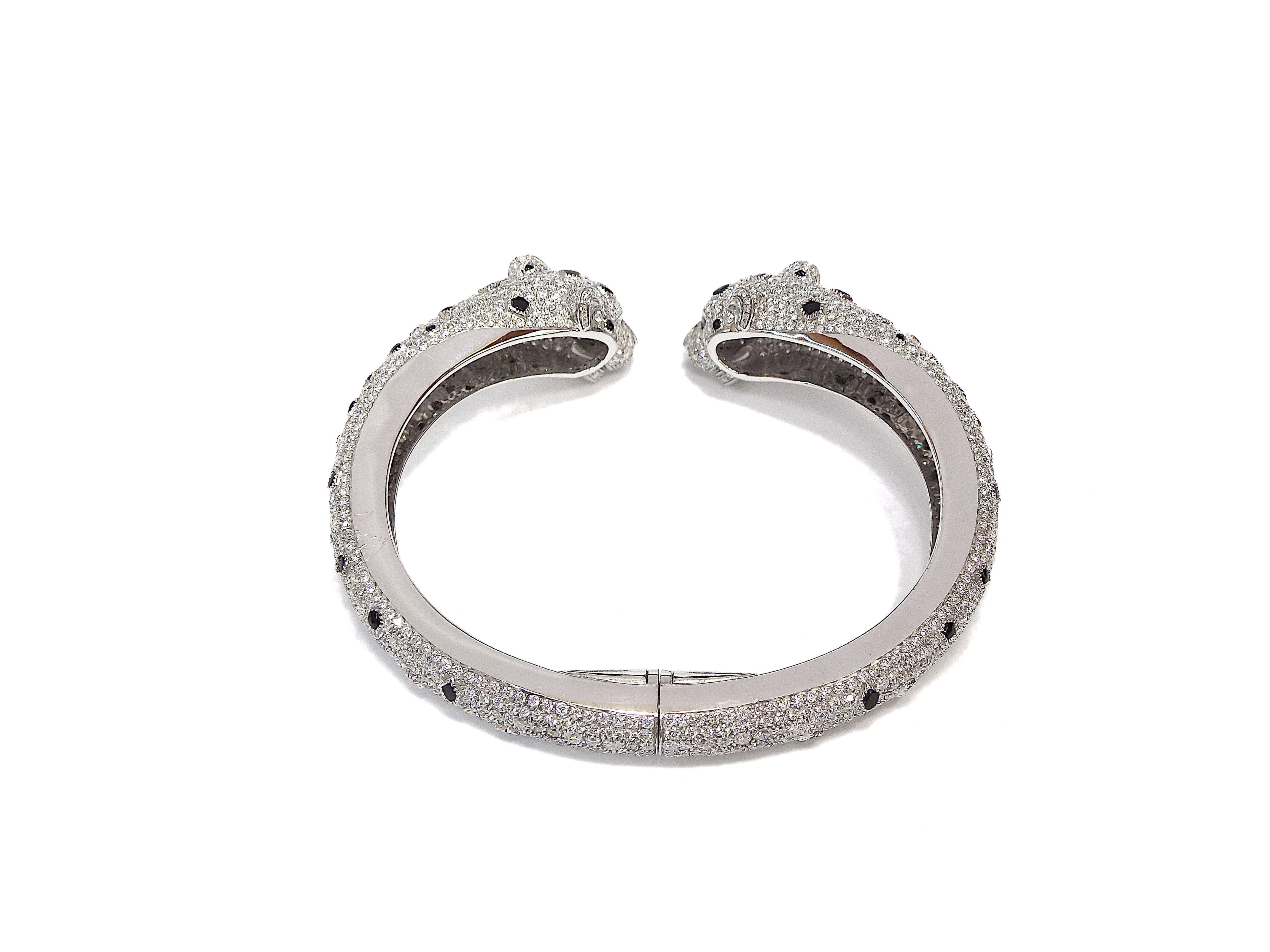Cartier Panther-Armband aus 18 Karat Weißgold mit Diamanten, Onyx und Smaragd, Frankreich Damen im Angebot