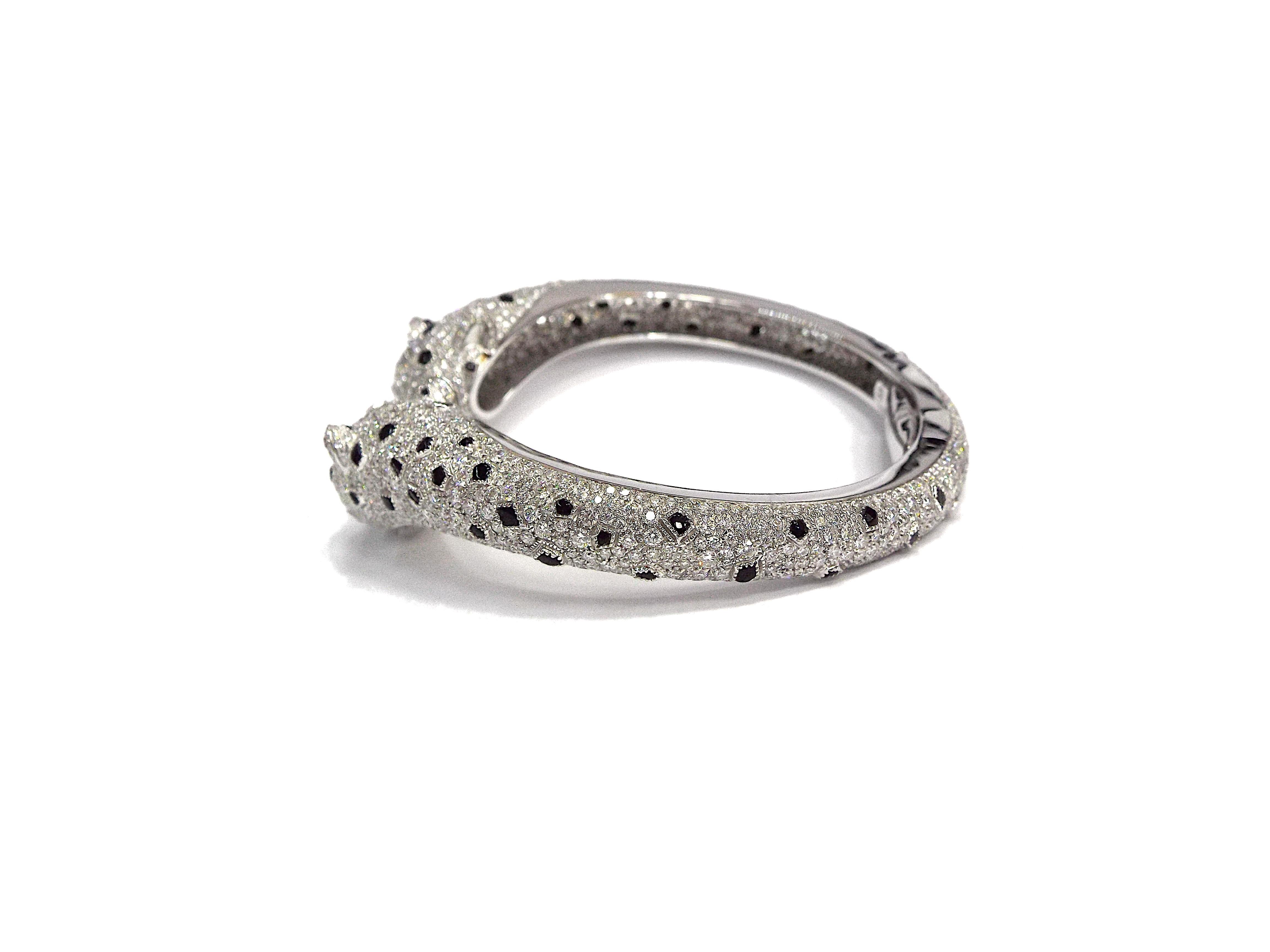 Cartier Panther-Armband aus 18 Karat Weißgold mit Diamanten, Onyx und Smaragd, Frankreich im Angebot 2