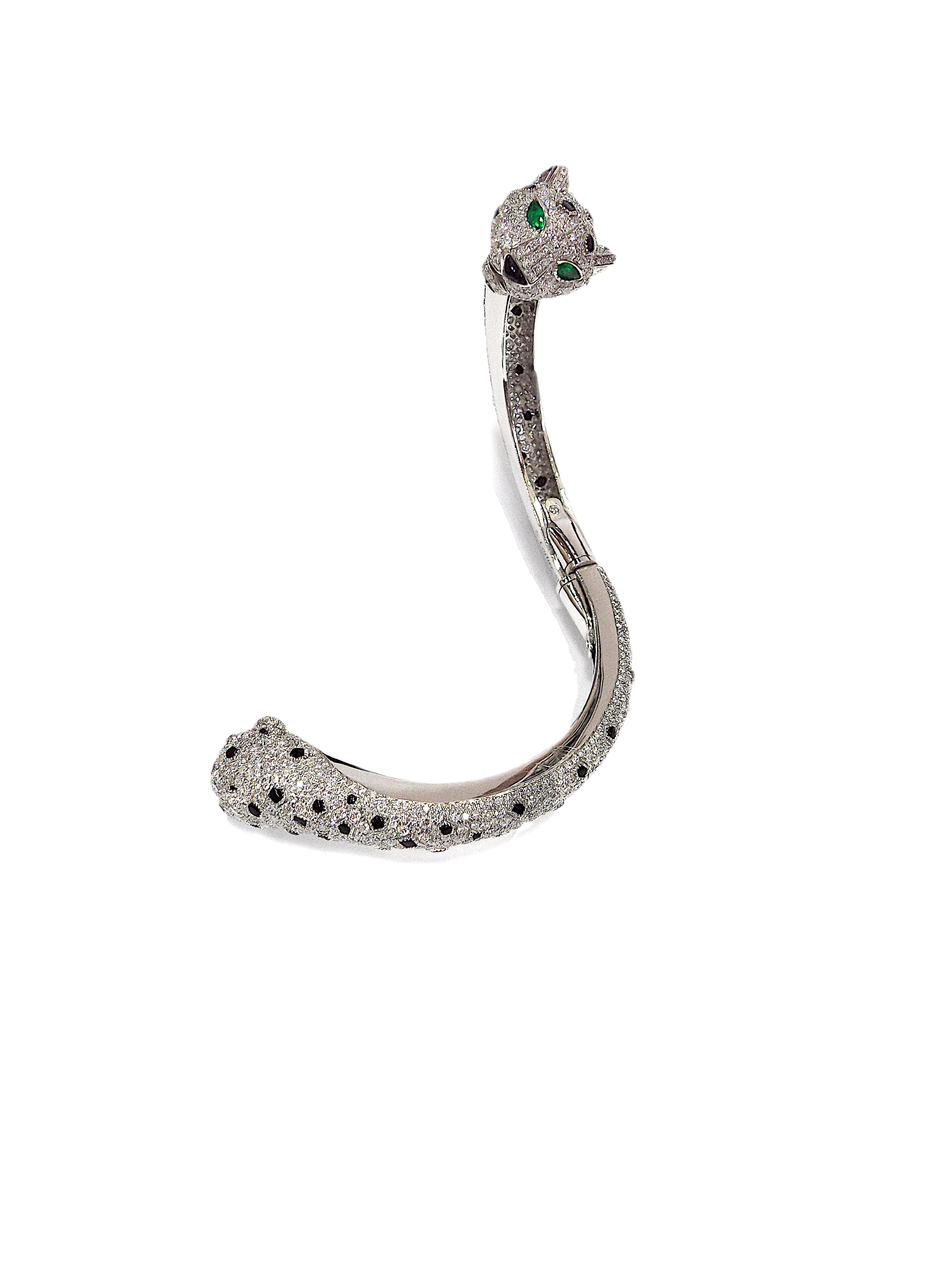 Cartier Panther-Armband aus 18 Karat Weißgold mit Diamanten, Onyx und Smaragd, Frankreich im Angebot 4