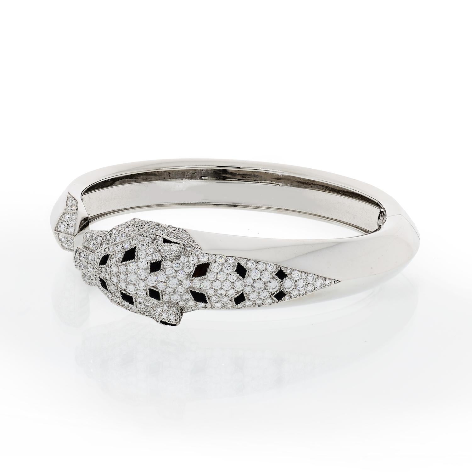 Ein Cartier Panther Kopf Manschette Armband bestehend aus 18k Weißgold Gold, Diamanten, Smaragde & Onyx. Diese Manschette aus der Panthere-Kollektion besteht aus 360 gepflasterten Diamanten im Brillantschliff (Gesamtgewicht 4,33 Karat) in den Farben
