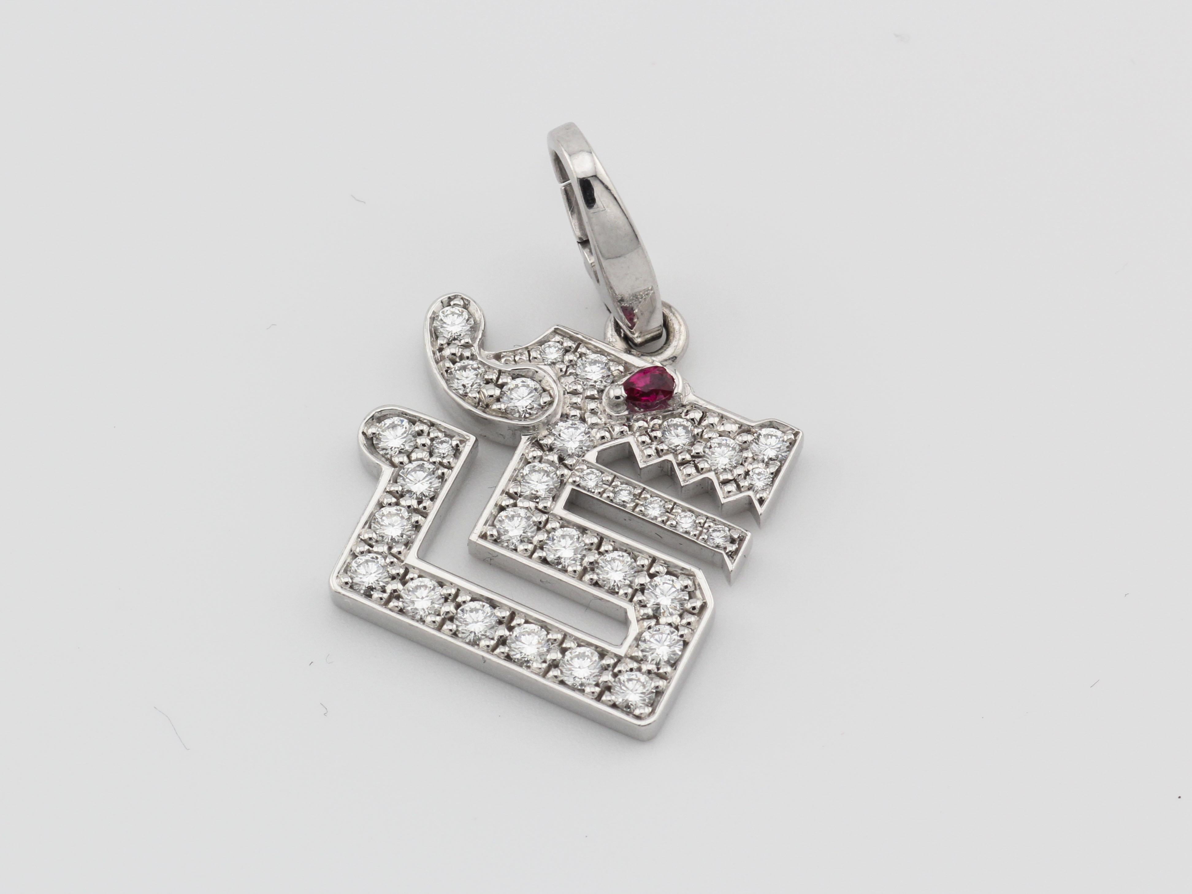 Ti presentiamo il Ciondolo Charm Le Baiser Du Dragon in oro bianco 18 carati di Cartier, un gioiello accattivante e lussuoso che fonde magistralmente bellezza, simbolismo e la rinomata maestria artigianale che contraddistingue il marchio Cartier.