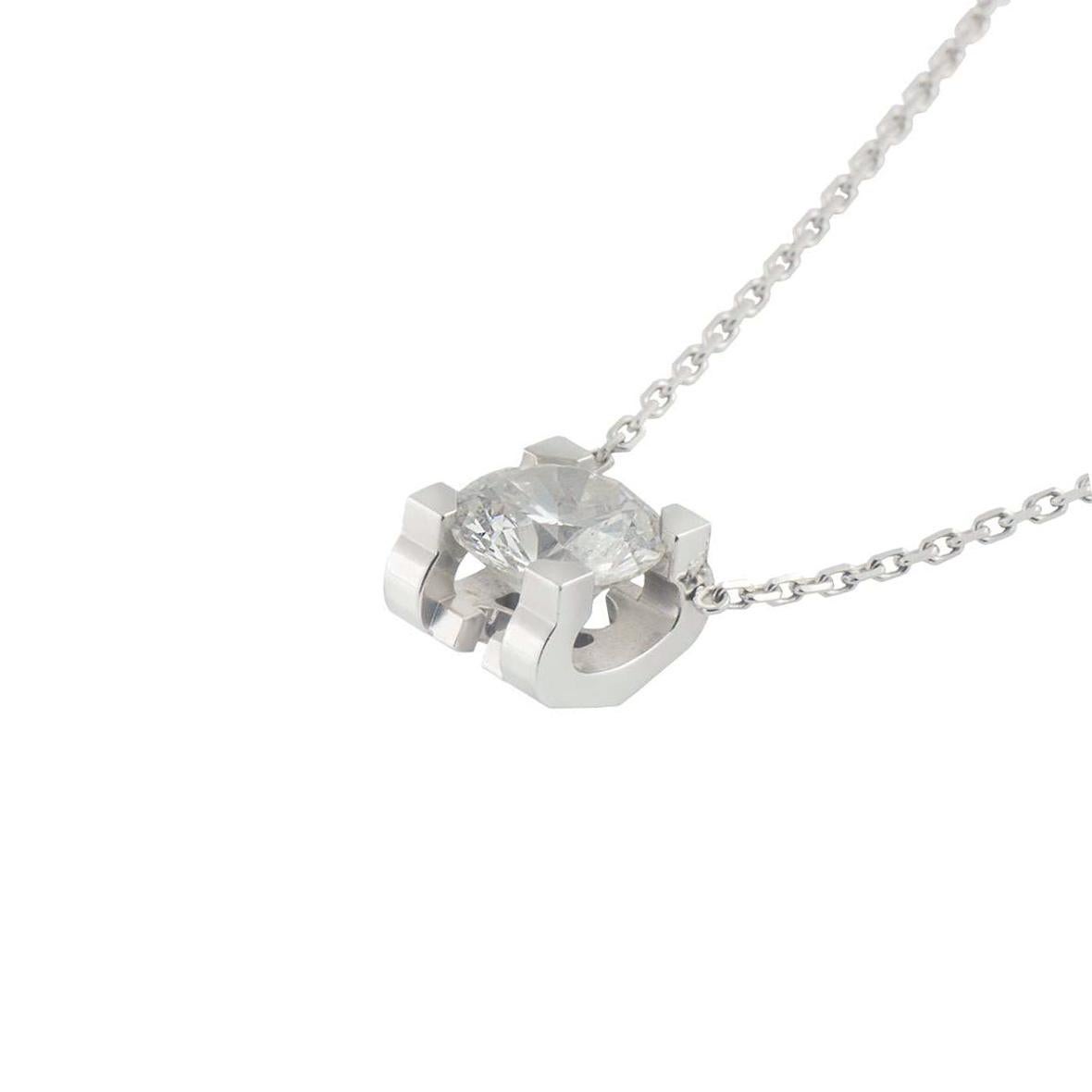 pendentif solitaire en diamant 'C' de Cartier, présentant un diamant rond incolore taille brillant pesant 1,23 carats en or blanc 18 carats. Le diamant est certifié par le GIA : Couleur F, clarté VVS2, polissage excellent, symétrie excellente et