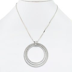 Cartier Collier pendentif à trois niveaux en or blanc 18 carats avec diamants sertis en pavé