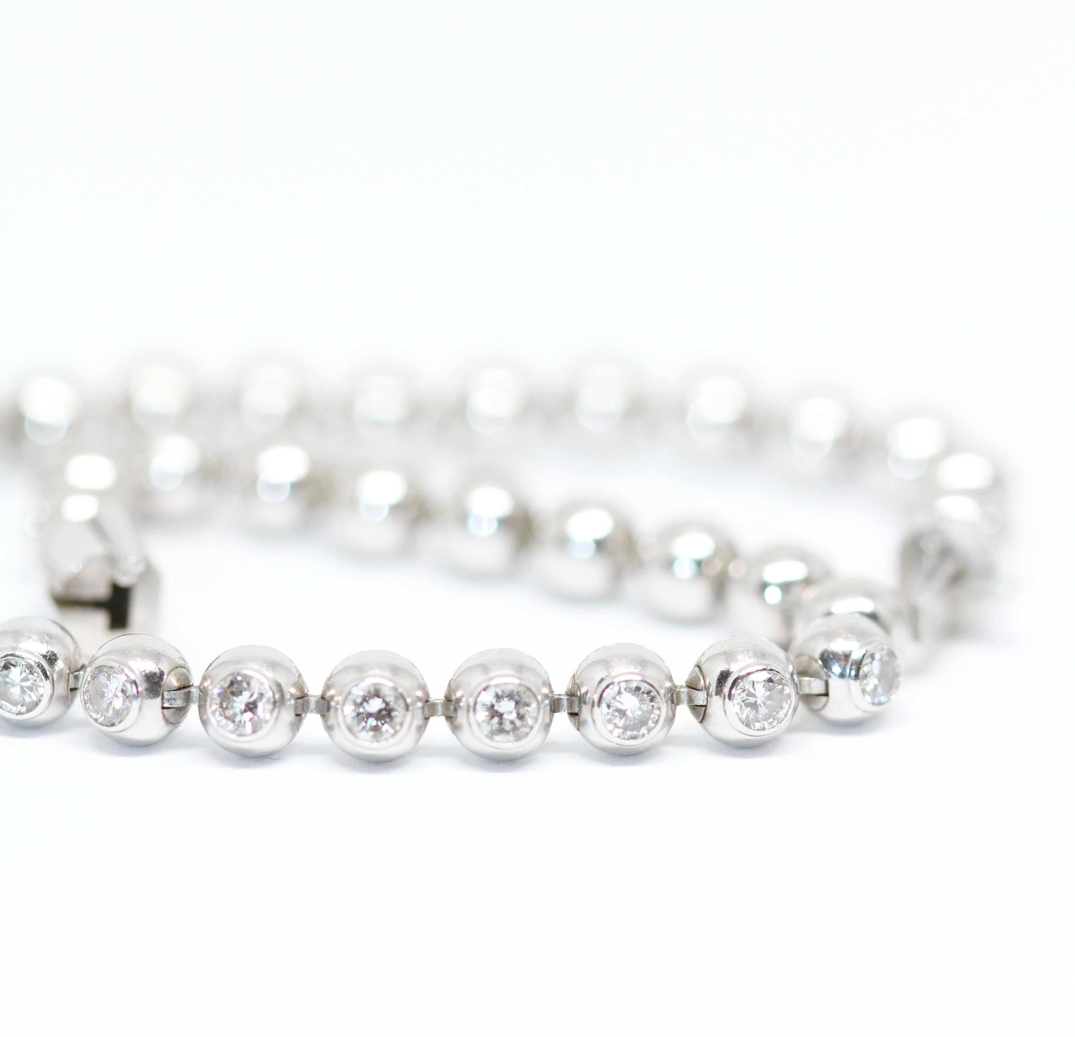 Taille brillant Cartier Bracelet tennis en or blanc 18 carats avec diamants et perles de diamants en vente