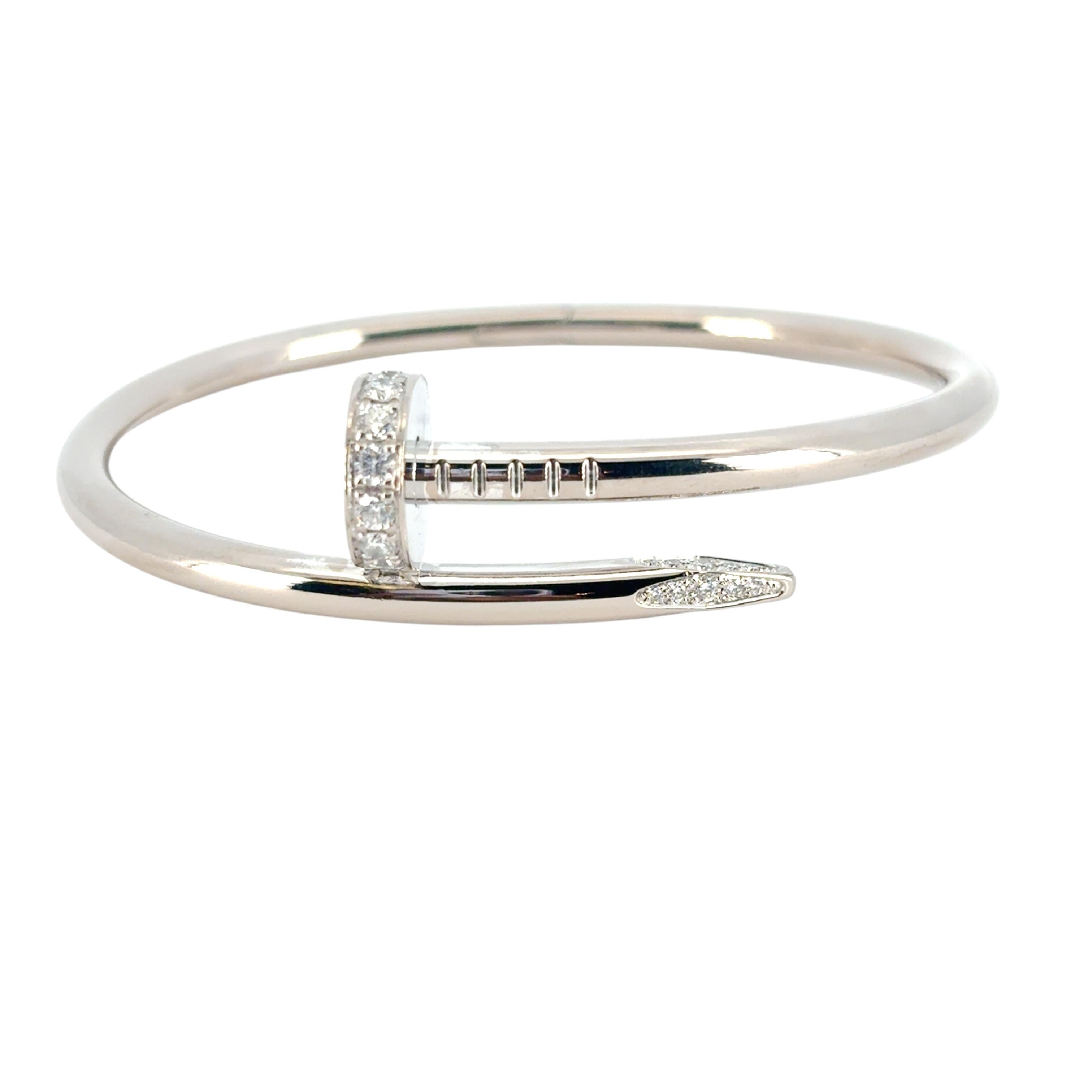 Este impresionante brazalete Cartier de oro blanco está en excelentes condiciones y listo para enviar.

Diseñador: Cartier
Colección: Just Un Clou
Material: oro Blanco 18k
Detalles de los diamantes: Este brazalete Just Un Clou presenta 32 diamantes