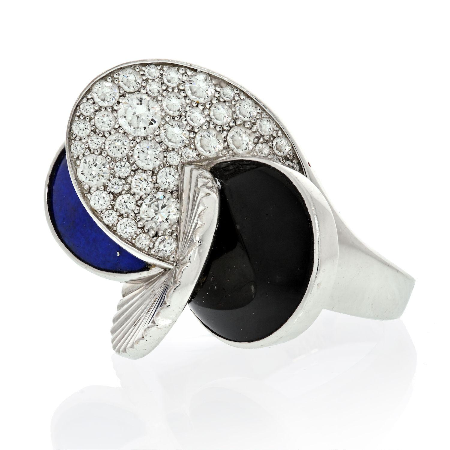 Cartier Ring aus Lapislazuli, Onyx und Diamanten.
Besetzt mit geschnitztem Lapislazuli und Onyx, hervorgehoben durch Diamanten im Brillantschliff.
Diamanten mit einem Gesamtgewicht von etwa 0,60 Karat.
Größe 5. 18K Weißgold. 
Mit einer alten