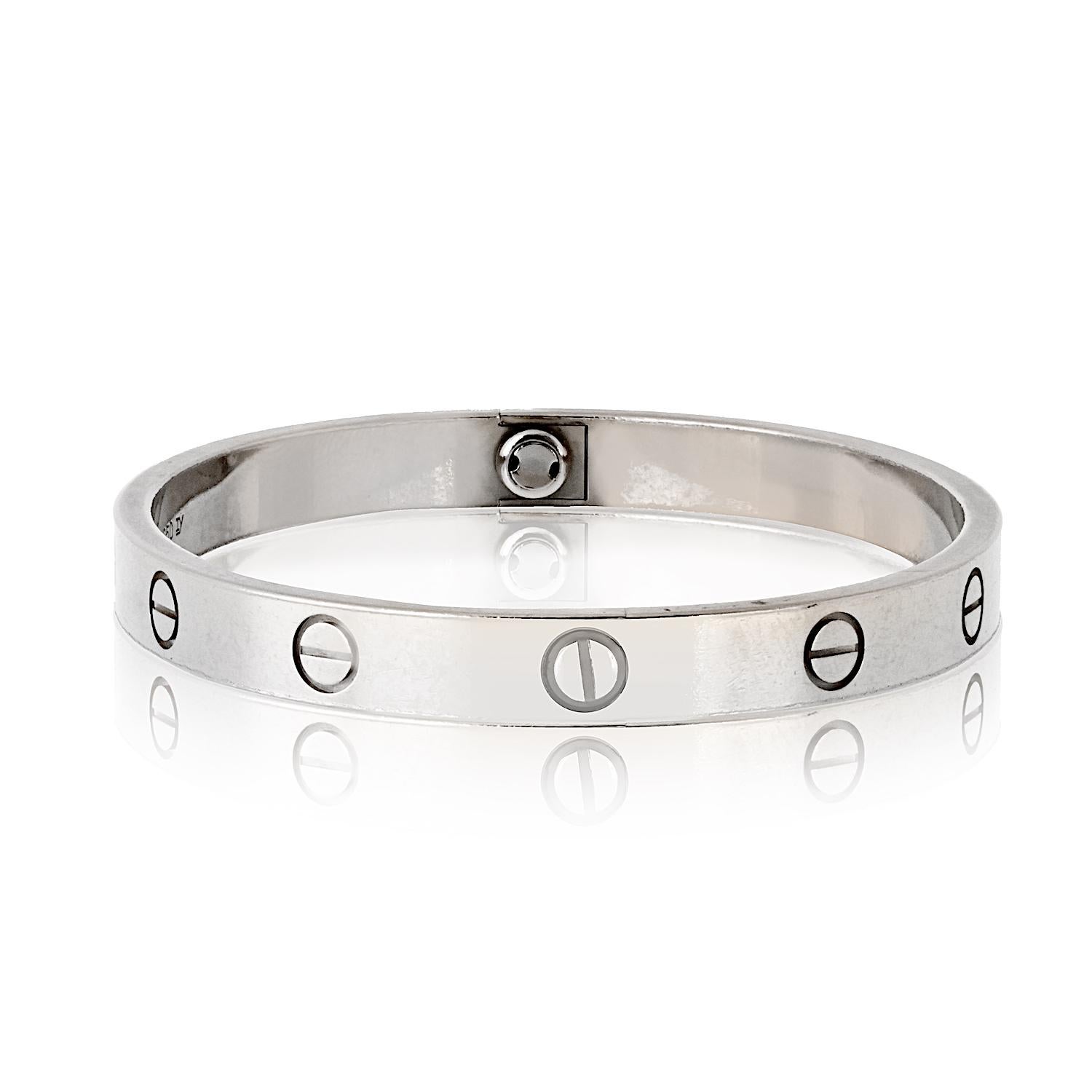 Dieses gebrauchte Cartier Love-Armband aus 18k Weißgold (Größe 17) ist ein zeitloser Ausdruck von Eleganz und Raffinesse. Die Uhr mit dem ikonischen Schraubenmotiv ist zu 100 % authentisch und in ausgezeichnetem Zustand und zeugt von der tadellosen