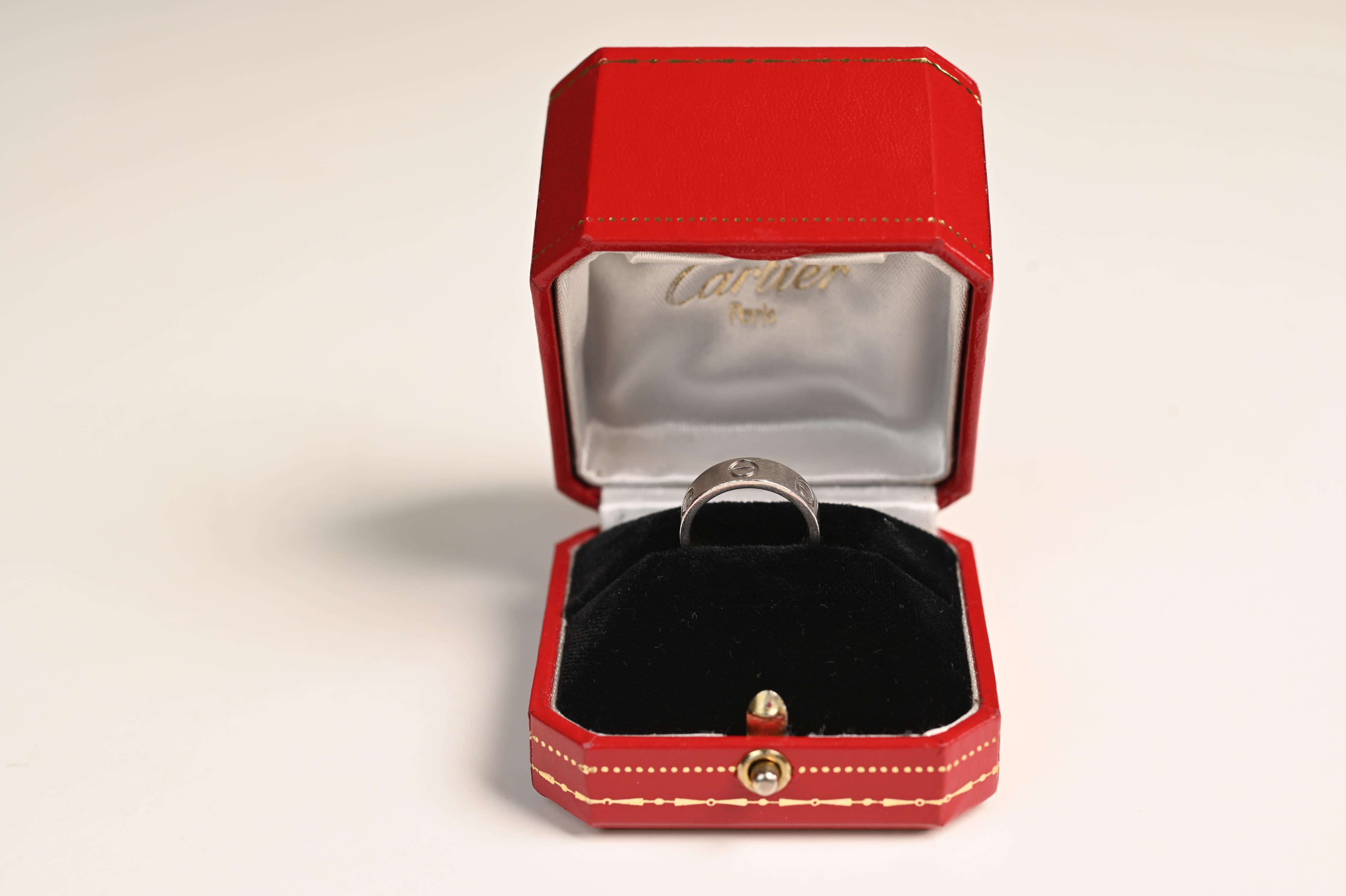 Cartier 18k Oro Blanco Love Band en Excelente estado para la venta en New York, NY