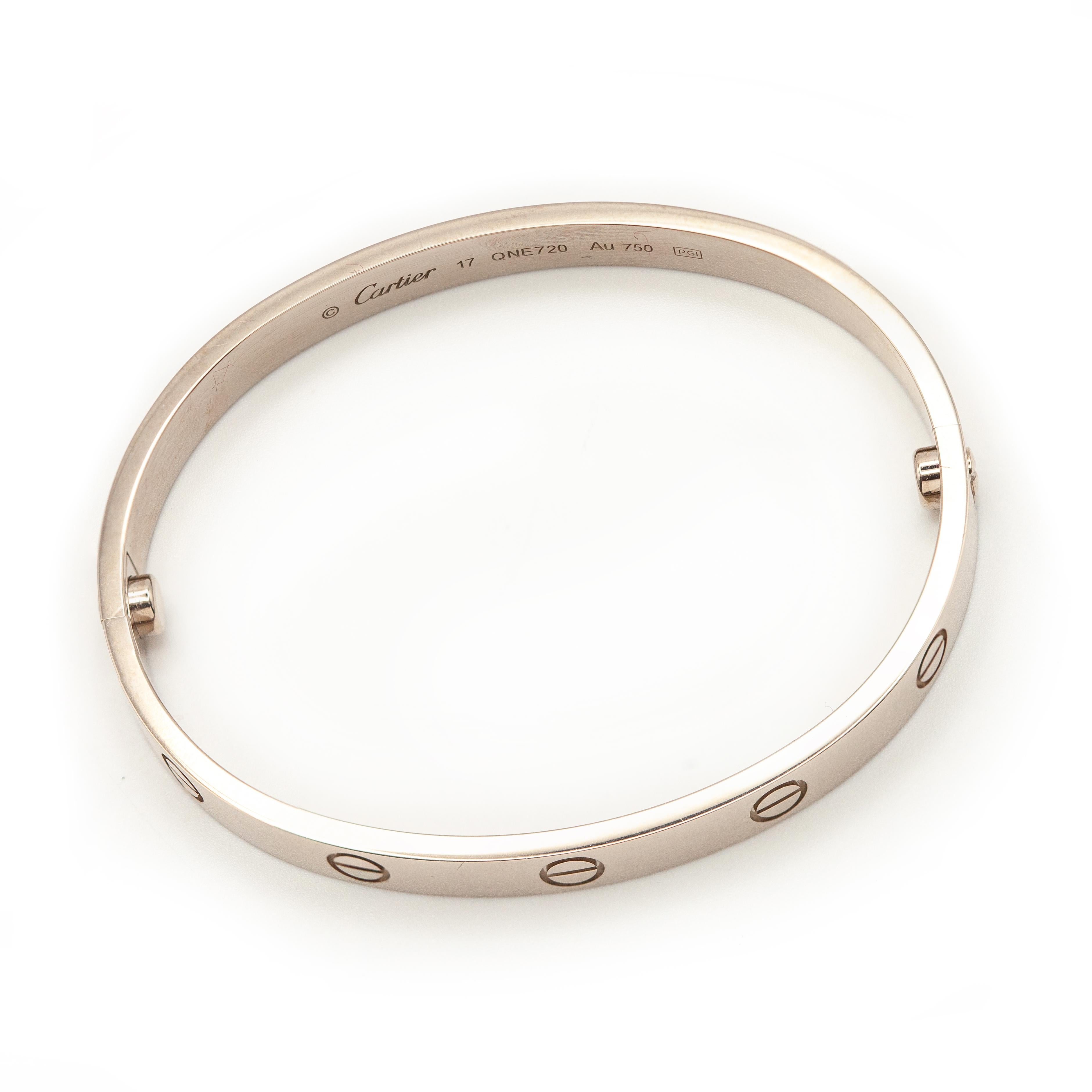 Simbolo iconico dell'amore eterno, questo autentico Cartier Love Bangle è realizzato in oro bianco 18 carati. Disegnata nel 1969 da Aldo Cipullo for Cartier, la collezione Love è diventata una delle creazioni più conosciute e ricercate della