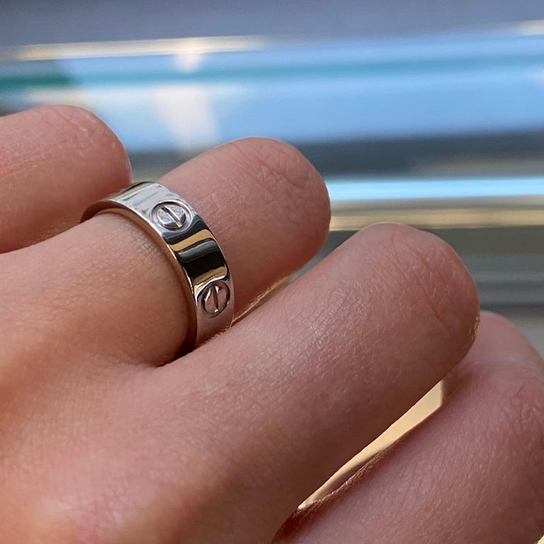 Cartier: 18 Karat Weißgold Love Classic Ring im Angebot bei 1stDibs