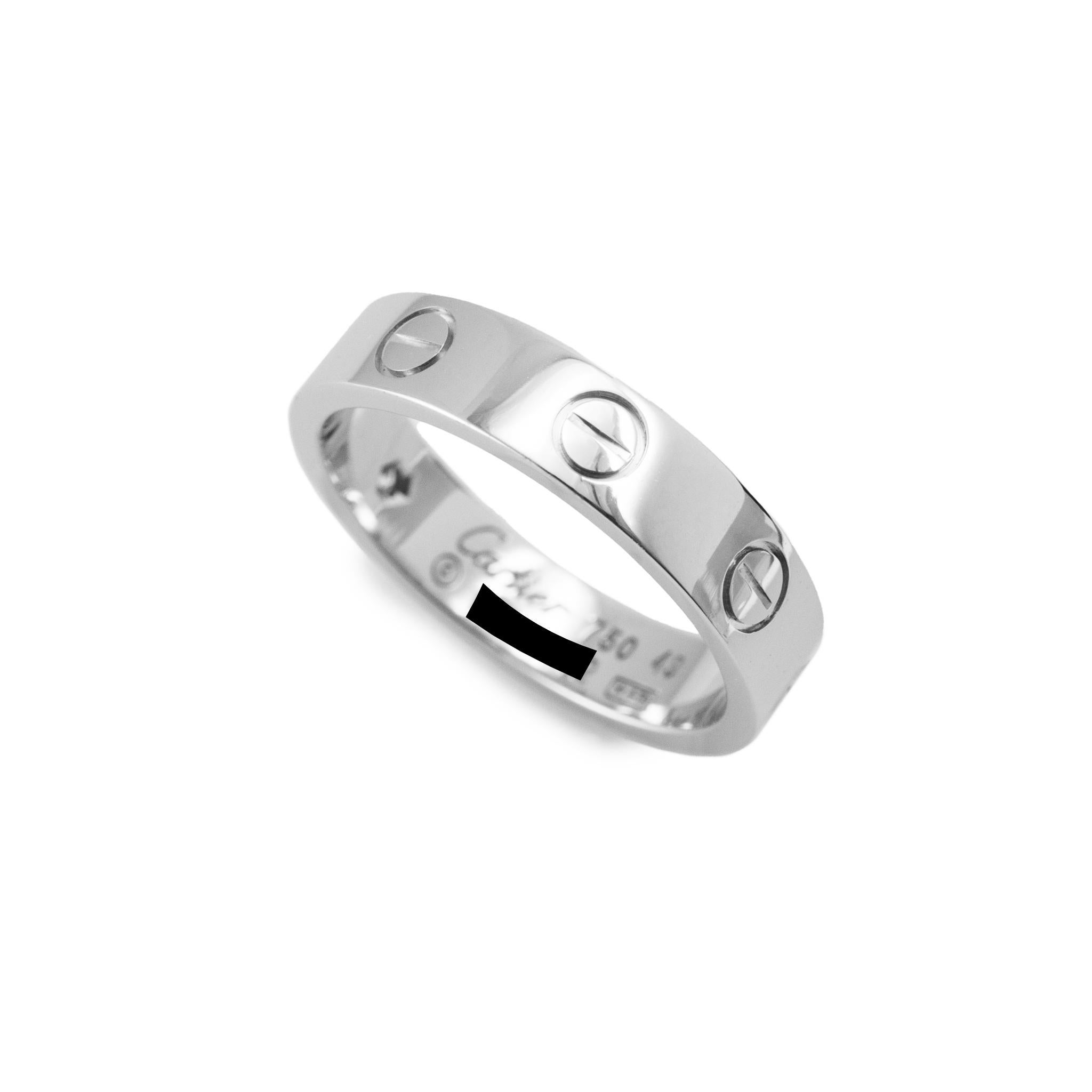 Marchio: Cartier

Genere: Unisex

Tipo di metallo: oro bianco 18K

Misura dell'anello: 5

Larghezza: 4.00 mm

Peso: 4.33 grammi

Fede nuziale con diamante in oro bianco 18 carati lucido, firmata Cartier, con gambo morbido e quadrato. Il metallo è