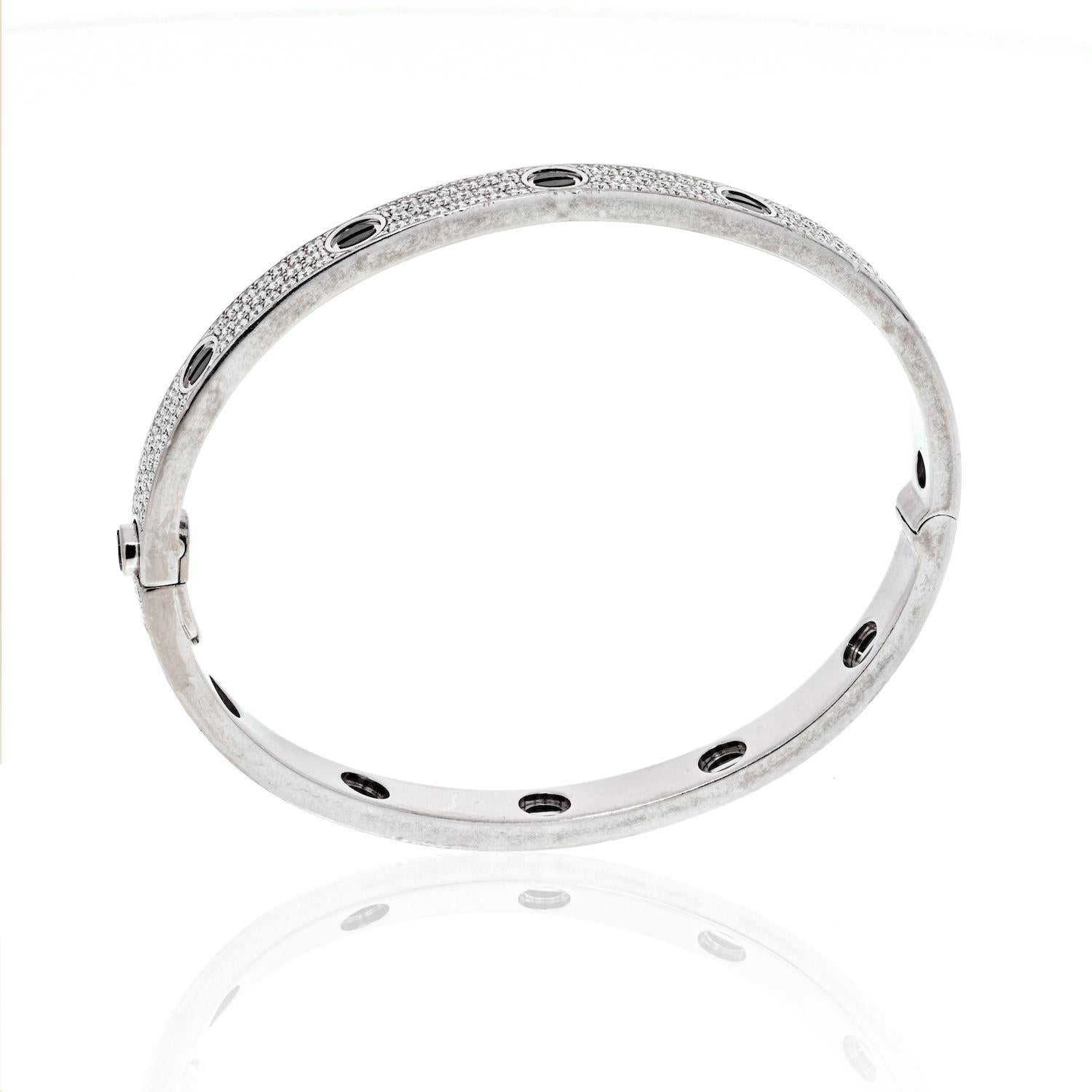 Taille ronde Cartier Bracelet d'amour en or blanc 18 carats avec diamants pavés