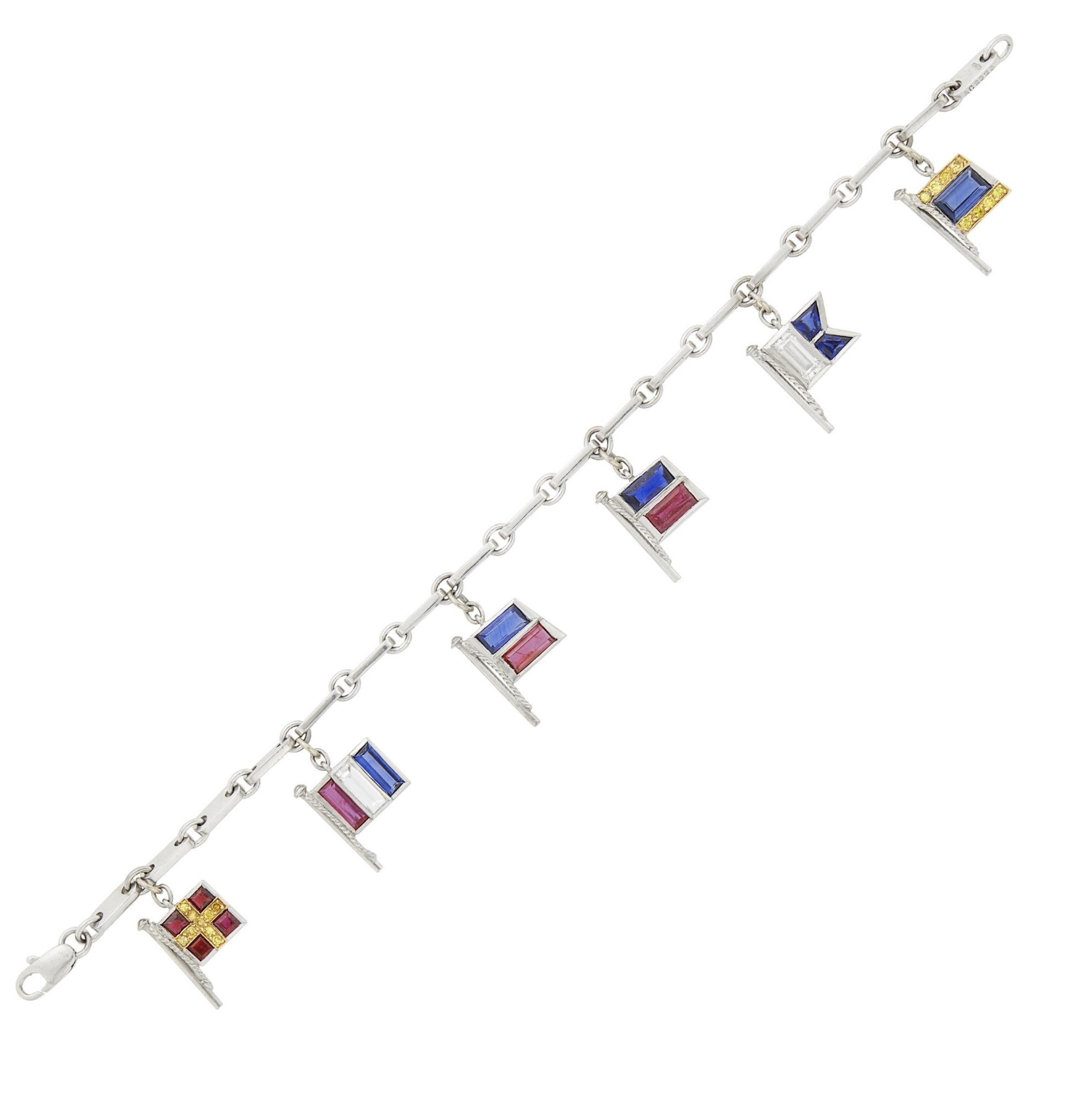 Cartier 18k Weißgold Platin farbigen Stein Diamant-Charme-Armband 

Einzelheiten:
18 kt., sechs nautische charms, 7 Rubine und Saphire im Rechteckschliff, 4 Rubine im Quadratschliff und 2
Saphire in Fantasieform ca. 4,75 ct., 2 Baguette-Diamanten
